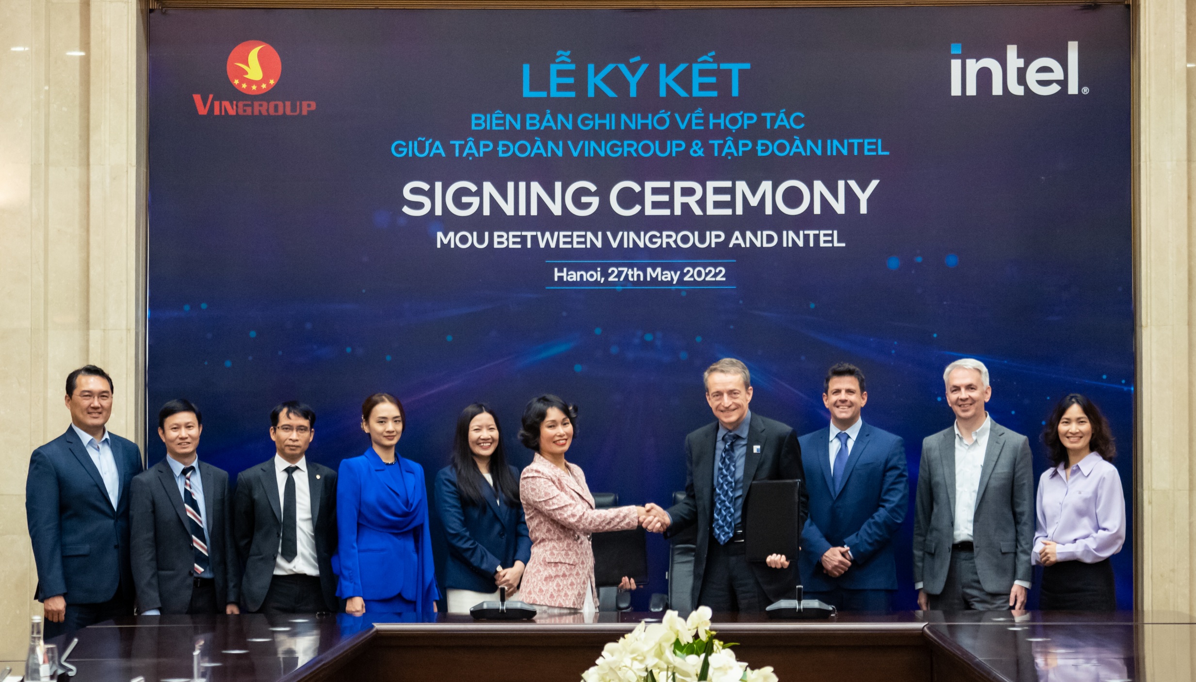 Madam Le Thi Thu Thuy, Vingroup Vice Chairwoman and Mr. Pat Gelsinger, Intel CEO at the signing ceremony.