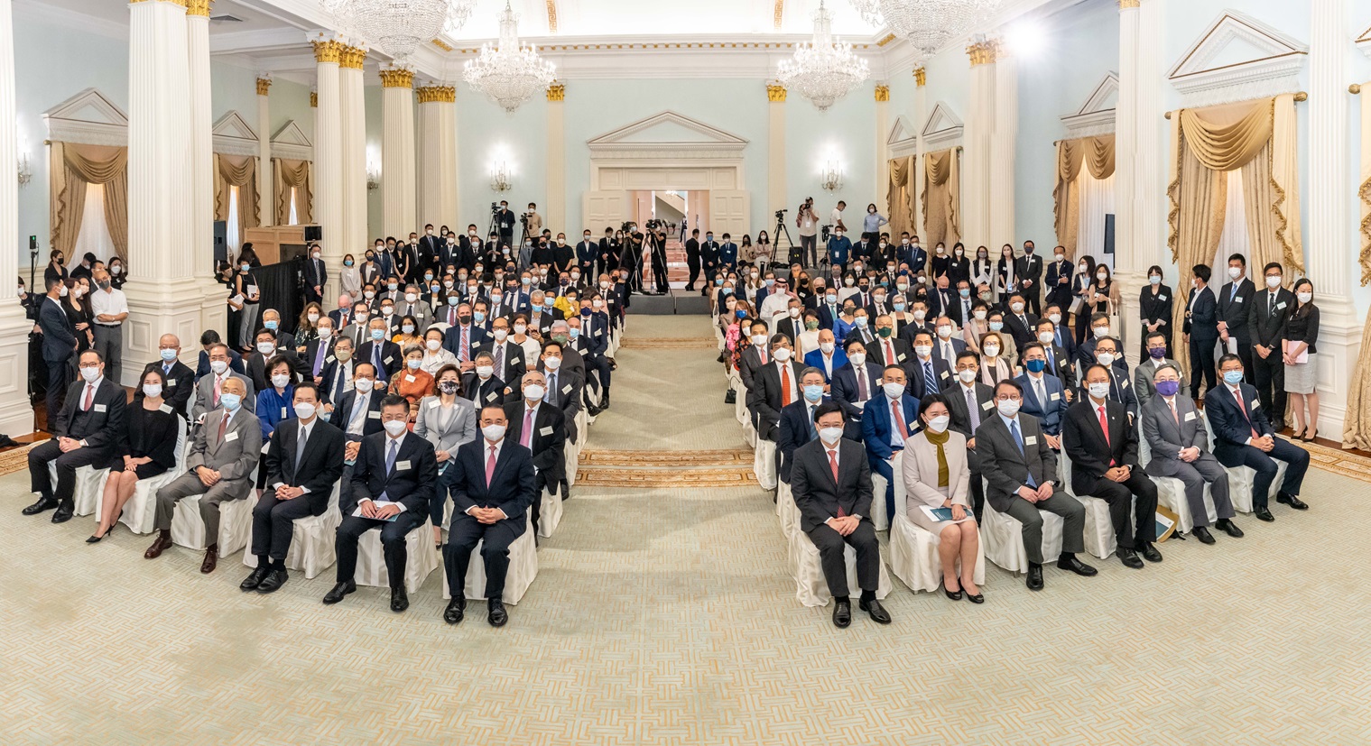 HKSARG principal officials, Central Government officials based in the HKSAR, more than 40 consuls general/deputy consuls general, over 10 representatives of international chambers of commerce and global institutions, as well as local community leaders and scholars, witness the historic launch of the first volume of the English edition of Hong Kong Chronicles.