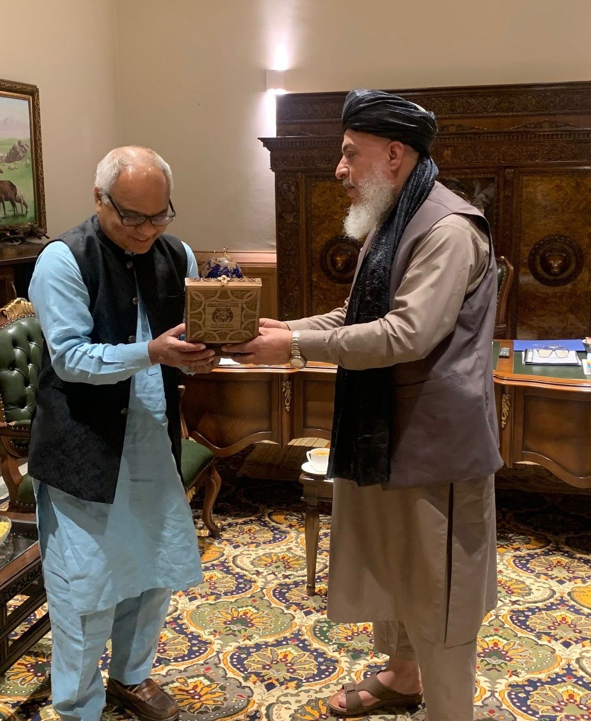 Afghan Deputy Foreign Minister H.E. Sher Mohammad Abbas Stanikzai presenting a gift of a plate of Lapis Lazuli to Kamal Ahmad for AUW as a token of his government