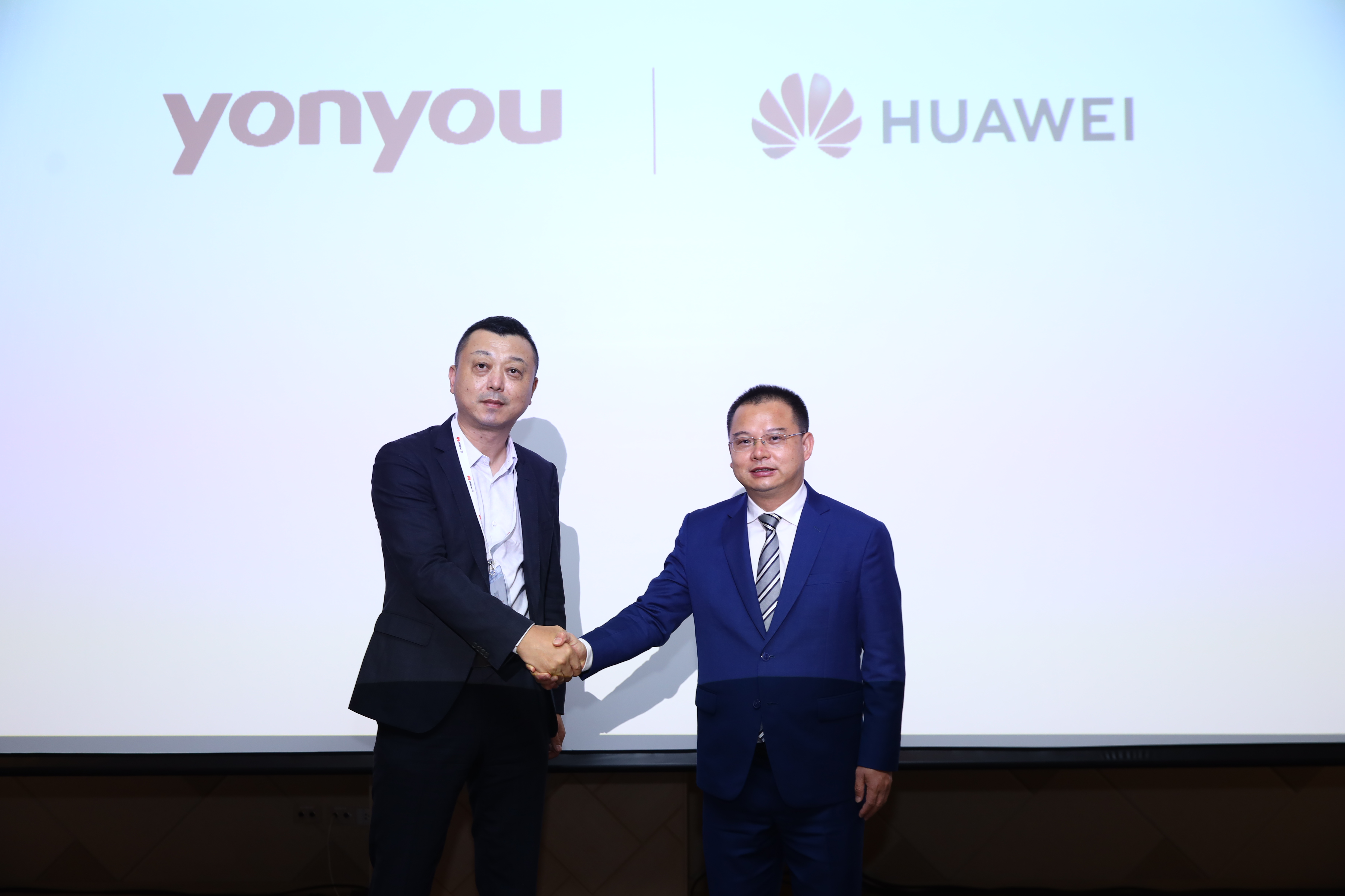 Bowen Guo, General Manager of Yonyou Overseas Business Unit shook hands with Zeng Xingyun, President , Huawei Cloud APAC on Yonyou BIP Product Launch.