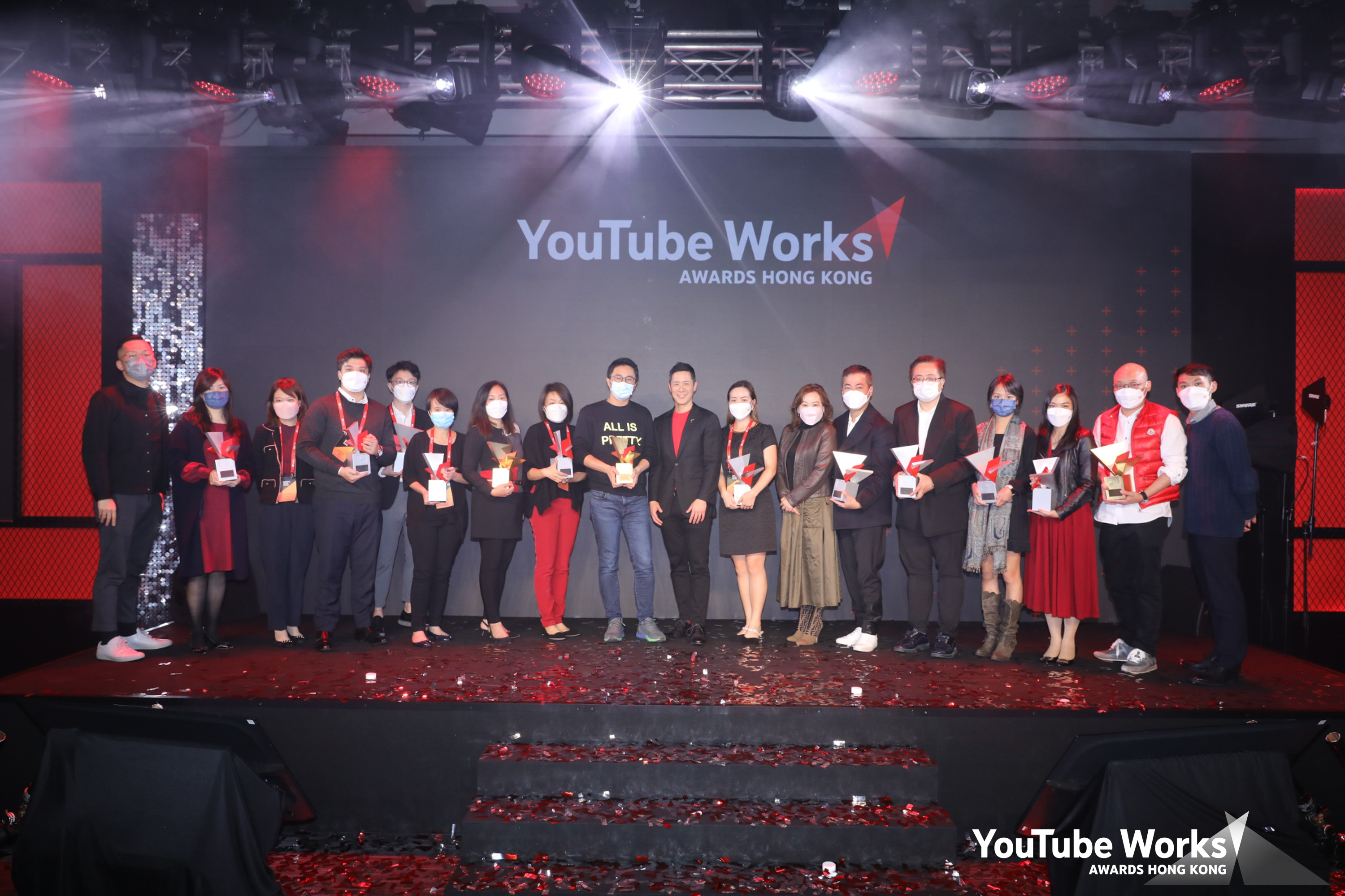 Michael Yue, General Manager, Sales & Operations, Google Hong Kong (middle), and winners of YouTube Works Awards 2022 (from left to right): HSBC, Café de Coral, and Otsuka Pharmaceutical (H.K.) Ltd.