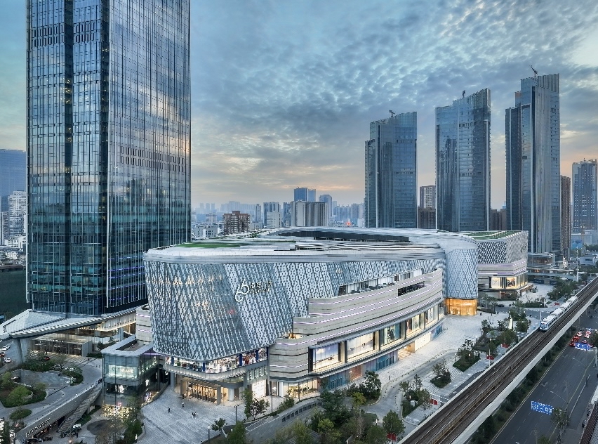 Heartland 66, Wuhan the first large-scale commercial development of Hang Lung Properties in central China, comprises of a world-class shopping mall, a Grade-A office tower, and three premium serviced residences, named Heartland Residences