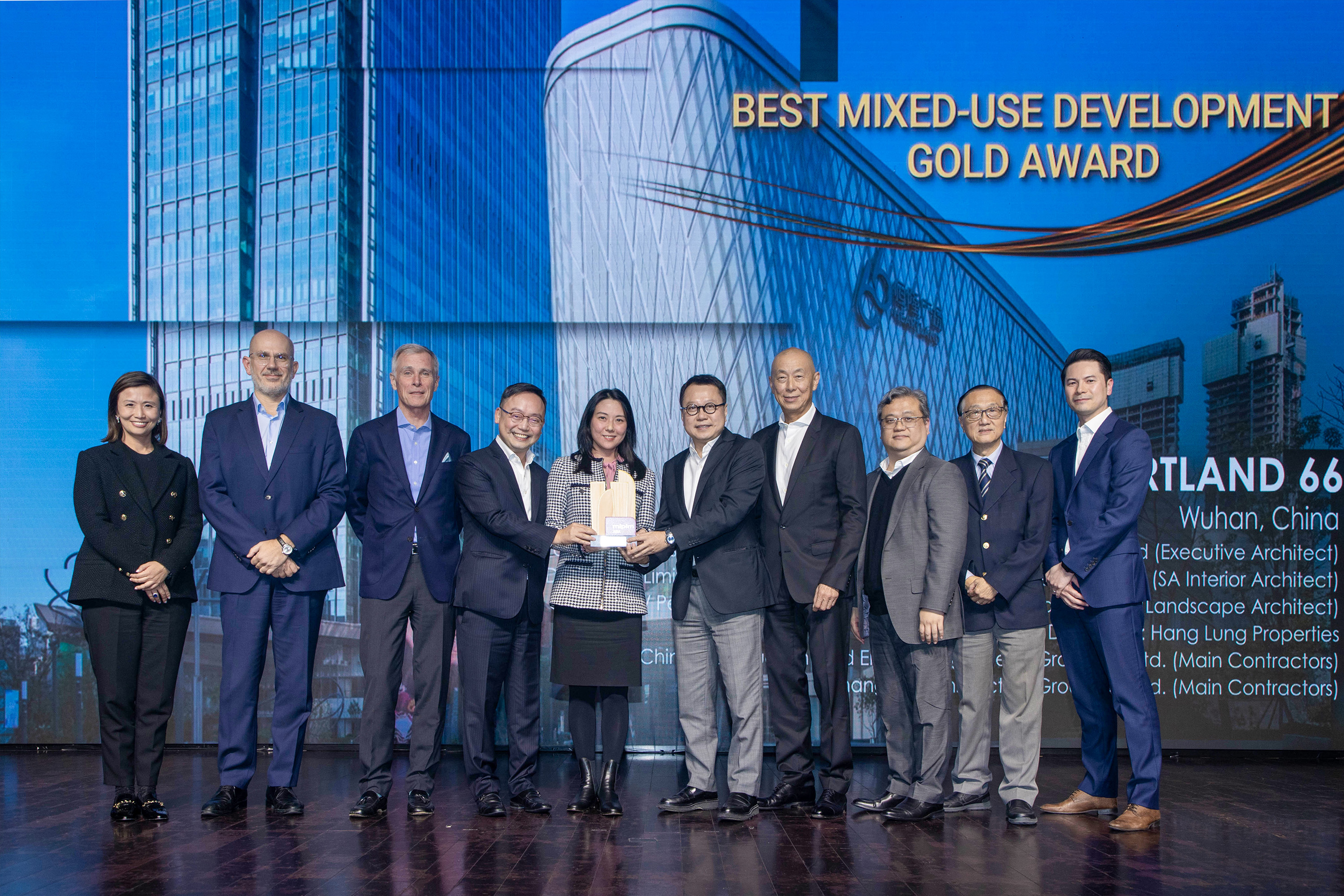Mr. Kenneth Chiu – Executive Director and Chief Financial Officer (fourth left), Mr. Peter Leung, Director – Project Management (fifth right), other executives of Hang Lung Properties and Heartland 66 project’s design partners and consultant received the Gold Award in the “Best Mixed-used Development” category at the MIPIM Asia Awards 2022