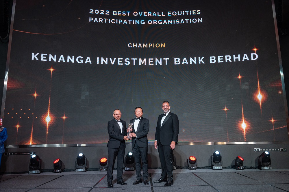 Tan Sri Abdul Wahid Omar, Chairman of Bursa Malaysia Berhad (left) and Datuk Muhamad Umar Swift, Chief Executive Officer of Bursa Malaysia Berhad (right) present the Best Overall Equities Participating Organisation award to Lee Kok Khee, Executive Director and Head of Group Equity Broking Business of Kenanga Investment Bank Berhad (middle).