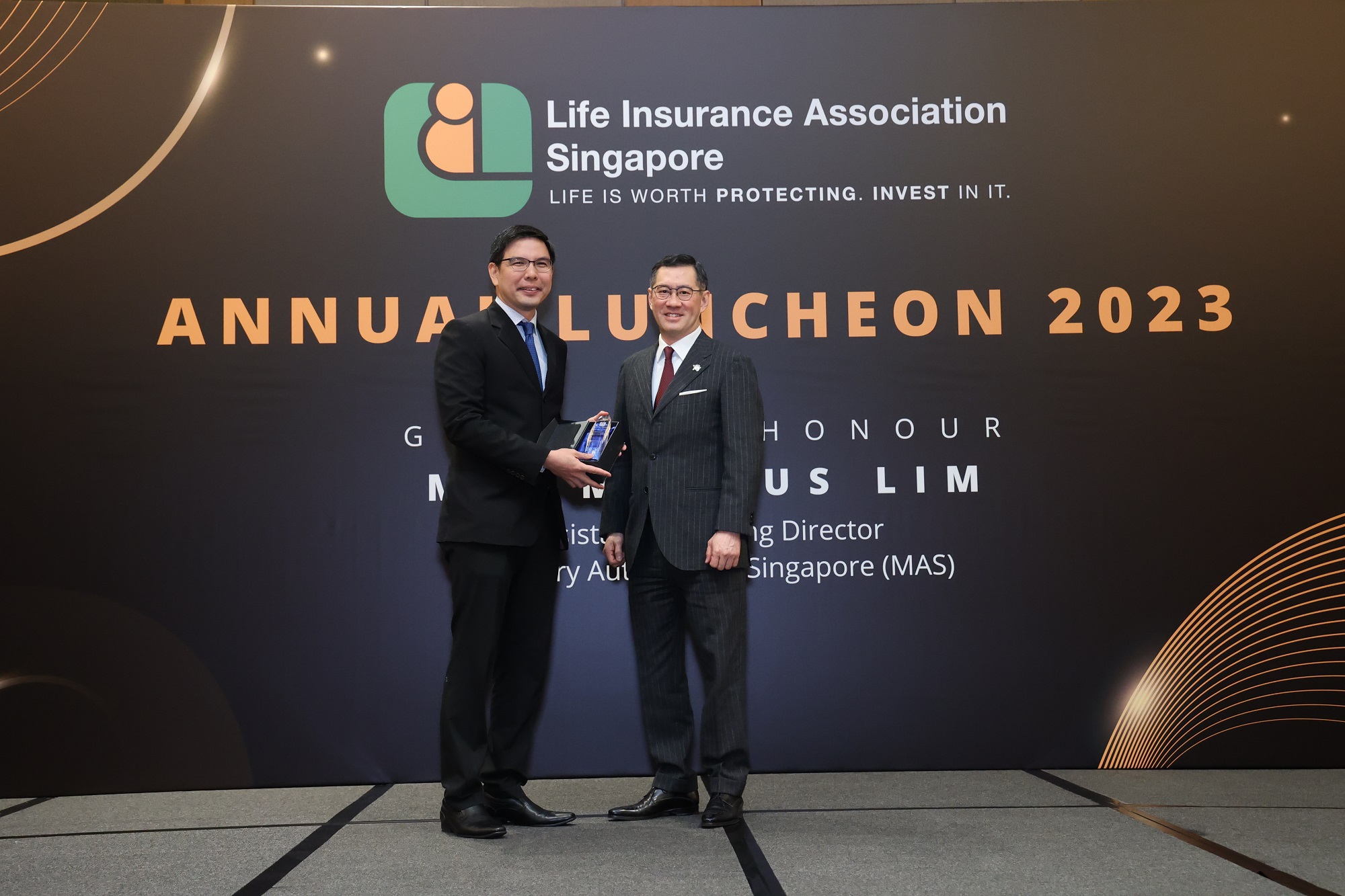 Newly elected President for 2023 – 2024, Mr Dennis Tan (on the right) with Guest-of-Honour, Mr Marcus Lim, Assistant Managing Director of the Banking and Insurance Group, Monetary Authority of Singapore (on the left).