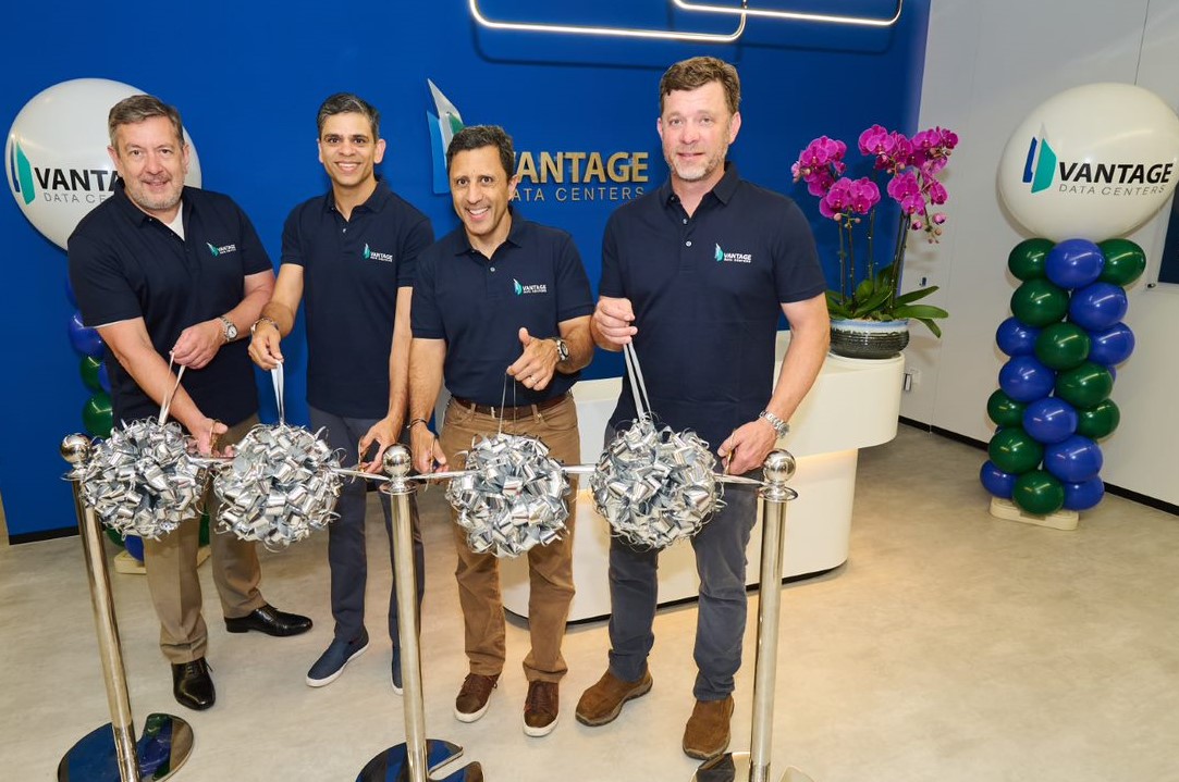 Vantage APAC Headquarters grand opening was officiated by Sureel Choksi, President and CEO of Vantage (second from left), Jeff Tench, Executive Vice President, North America and APAC of Vantage (right), Giles Proctor, COO of Vantage APAC (left) and Sharif Metwalli, CFO, Global of Vantage (second from right).