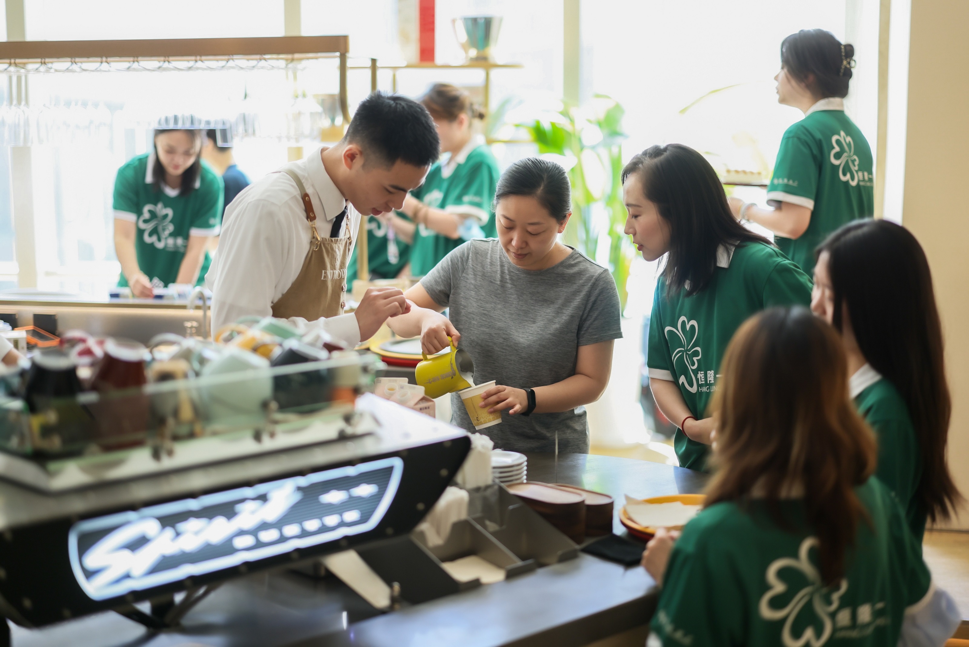 The volunteer team from Grand Gateway 66 in Shanghai collaborated with tenants to hold a coffee art workshop for grassroots women as well as tasting special desserts with them, providing an opportunity to relax and unwind