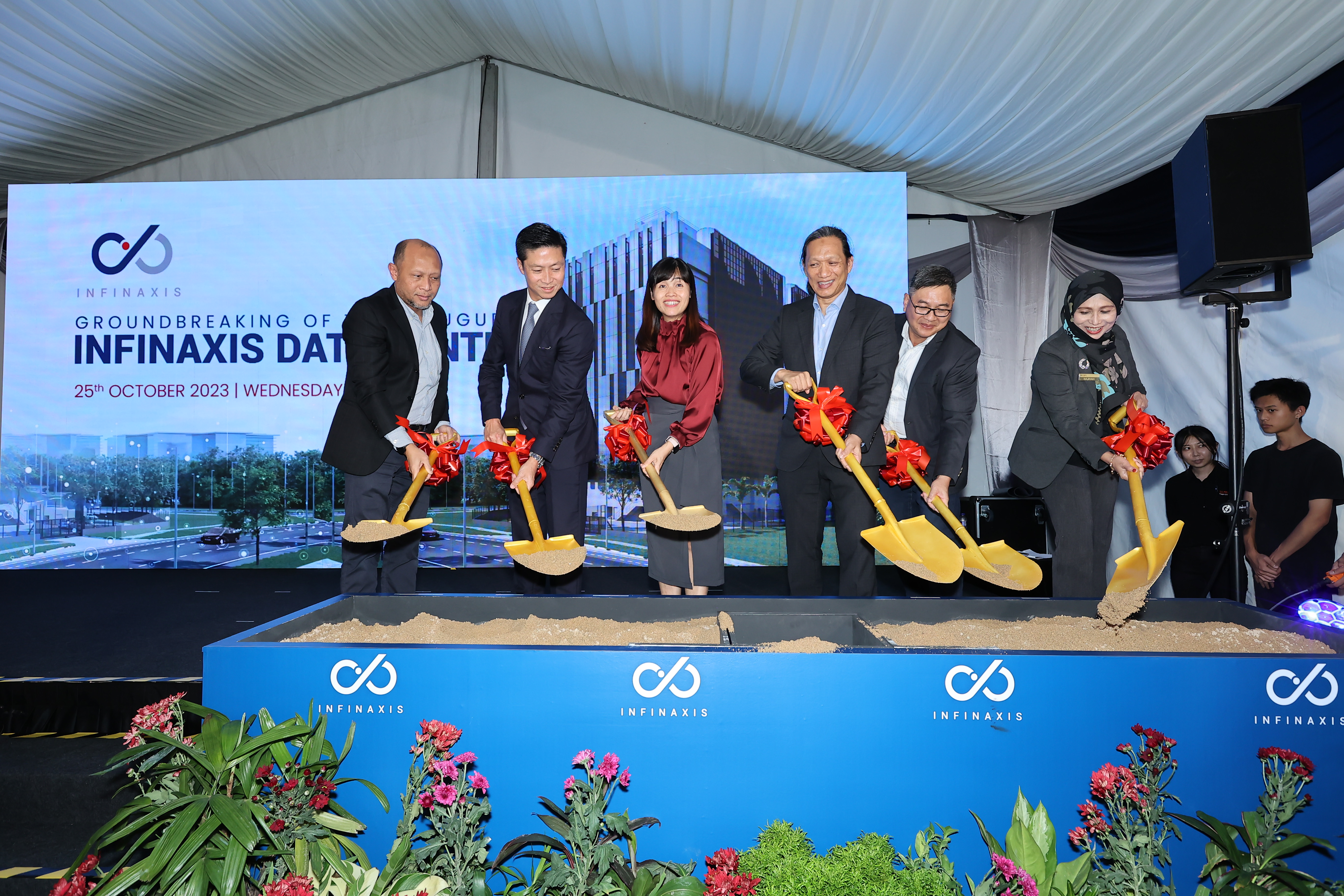 From left to right: 1. Director and Head of Division of MDEC: Wan Murdani； 2. President and Managing Principal of Gaw Capital Partners: Kenneth Gaw； 3. Deputy Minister of Communications and Digital: Teo Nie Ching; 4. CEO of Infinaxis Data Centre: Zahri Mirza; 5. Founder and Partner of A3 Capital: Amos Ong; 6. Executive Director of Investment Promotion of Malaysian Investment Development Authority (MIDA): Najihah Abadi.