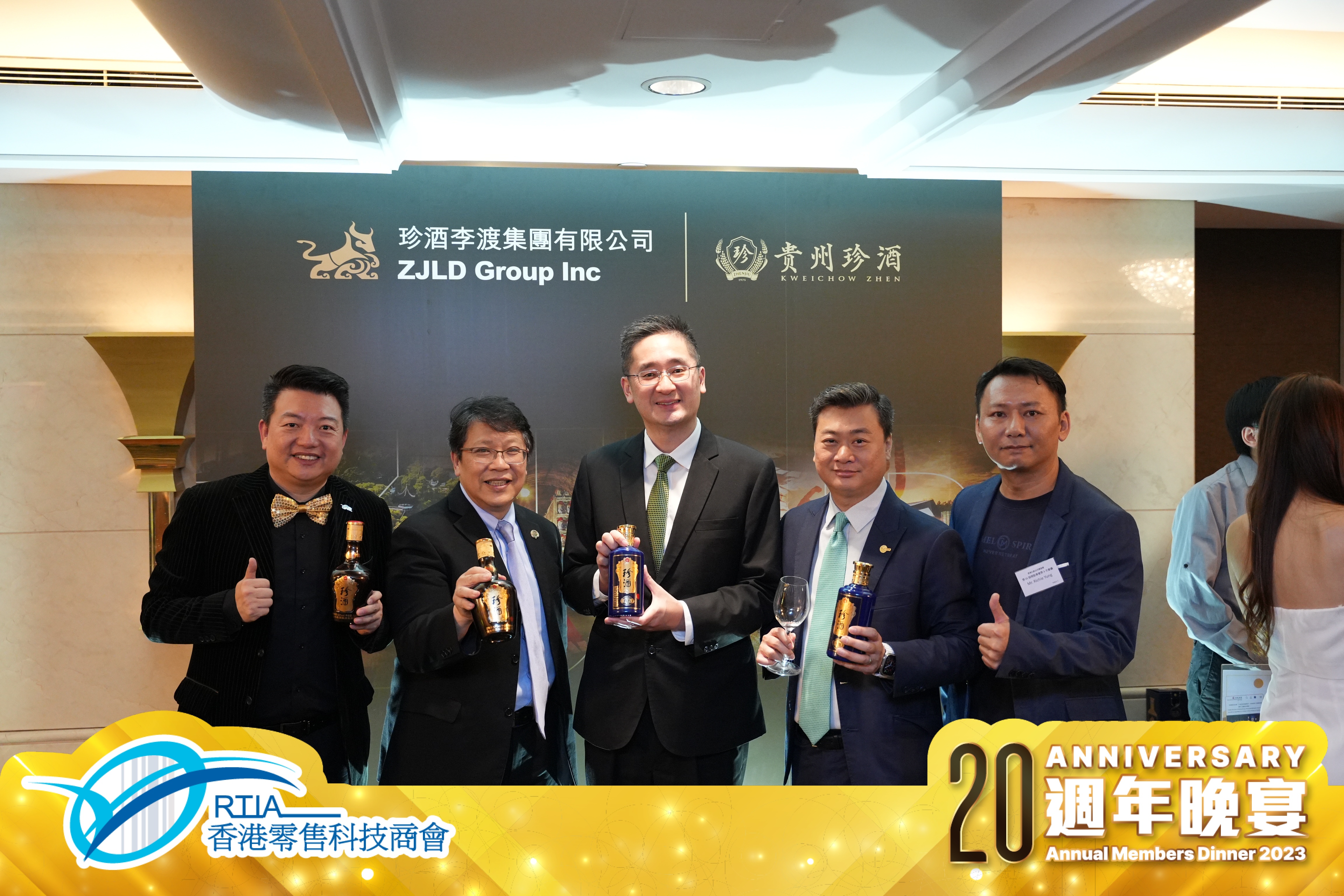 Dr. CHAN Pak Li, Bernard, JP, Under Secretary for Commerce and Economic Development Bureau of the Government of the Hong Kong Special Administrative Region (middle), and Mr. Vincent So, Chairman of Hong Kong Retail Technology Industry Association (left) holding Zhenjiu.