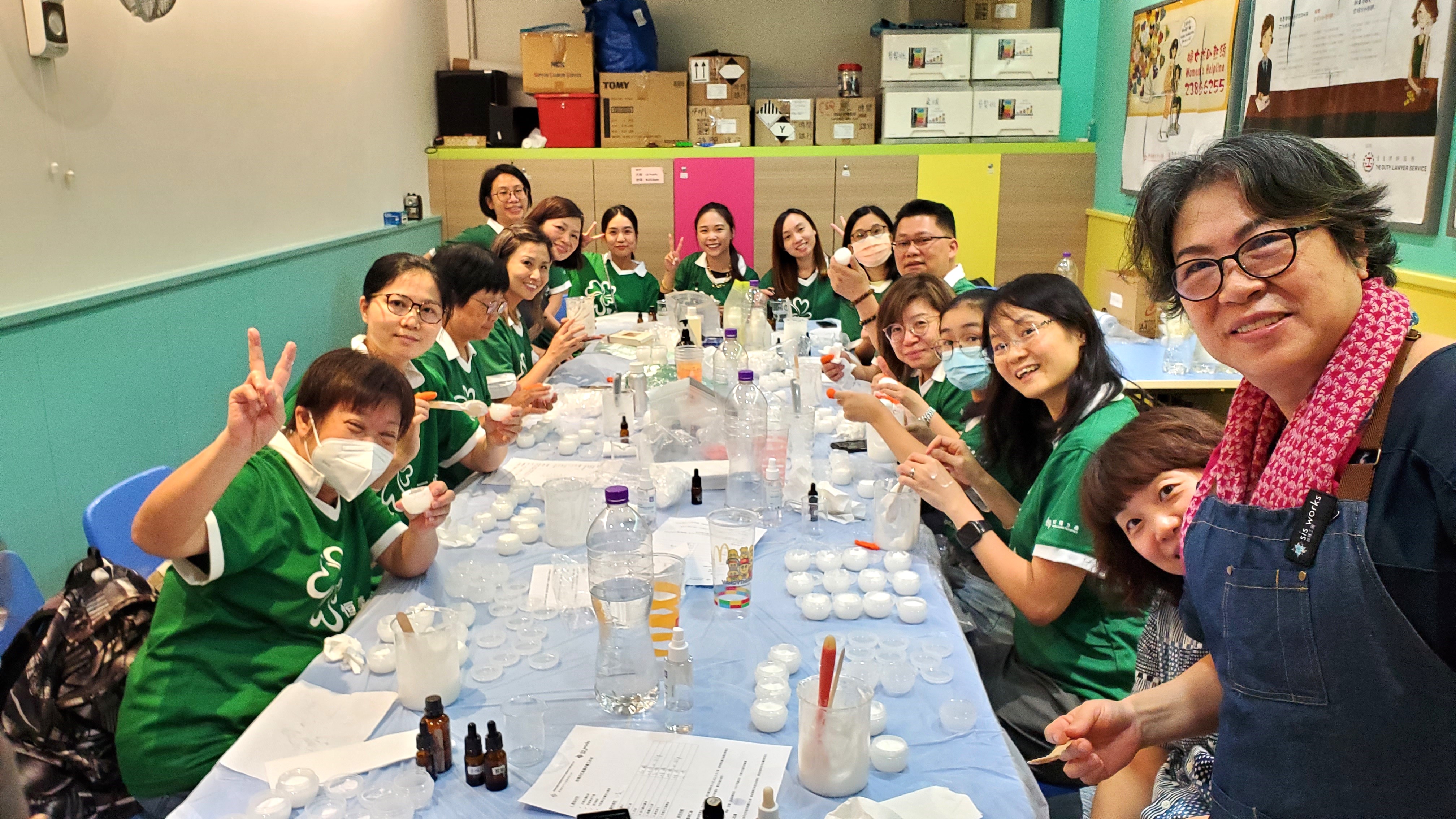 In Hong Kong, the Hang Lung As One Volunteer Team made hand creams and gifted the products to nearly 500 disadvantaged women, reminding them to take care of themselves and prioritize their physical and mental wellbeing