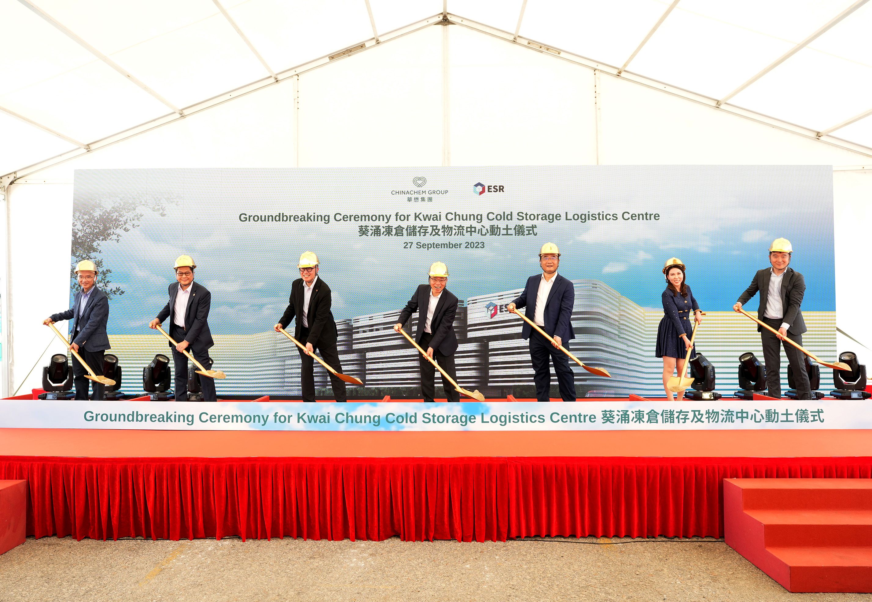 ESR Group Limited, in partnership with Chinachem Group, held a groundbreaking ceremony today to initiate the development of a cutting-edge prime cold storage and logistics facility in Kwai Chung. Distinguished guests of honour at the groundbreaking ceremony include Lam Sai Hung (centre), Secretary for Transport and Logistics; Jeffrey Shen (third from the right), ESR Group Co-founder and Co-CEO; and Donald Choi (third from the left), Executive Director and CEO of Chinachem Group. This marks the commencement of Hong Kong’s largest cold storage project in the past 20 years. The second and first from the left are Chinachem Group’s Executive Director and CFO Ricky Tsang and Managing Director, Corporate Development Damien Wu, while the second and first from the right are Chang Rui Hua, Managing Director, Business Management and Investment, ESR Hong Kong; and Allan Wang, Group Treasury Senior Director, ESR Group.