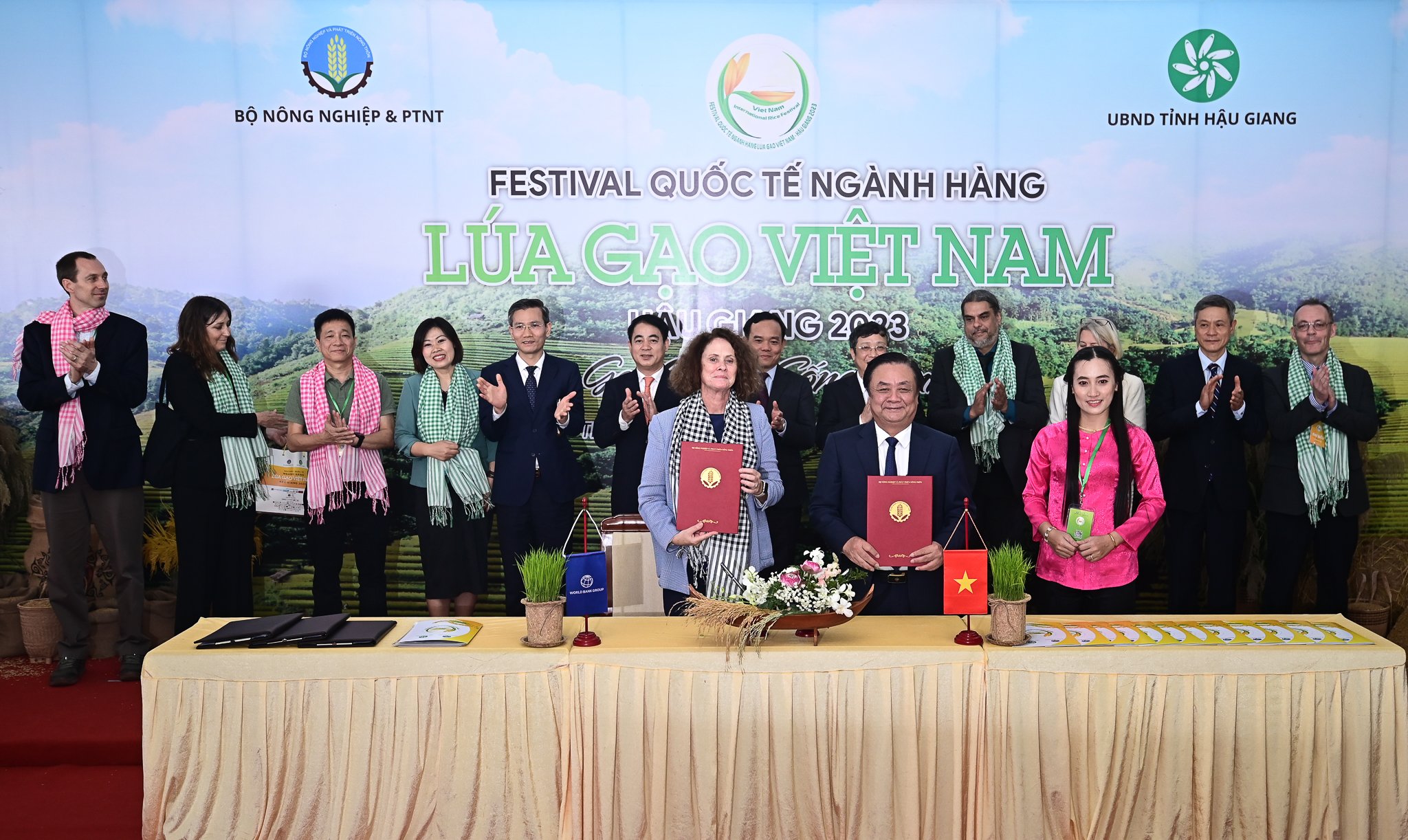 World Bank Country Director (left) and Minister of Vietnam Agriculture and Rural Development signed the commitments to implement the Program on 1 million ha of high-quality and low-carbon rice in the Mekong Delta during the International Rice Festival.