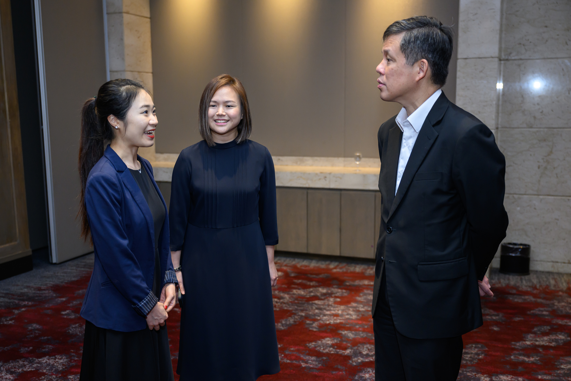 Violas Xiao, XTransfer Local CEO of Singapore (left) had a friendly conversation with the Singapore Minister of Education, Chan Chun Sing (right).