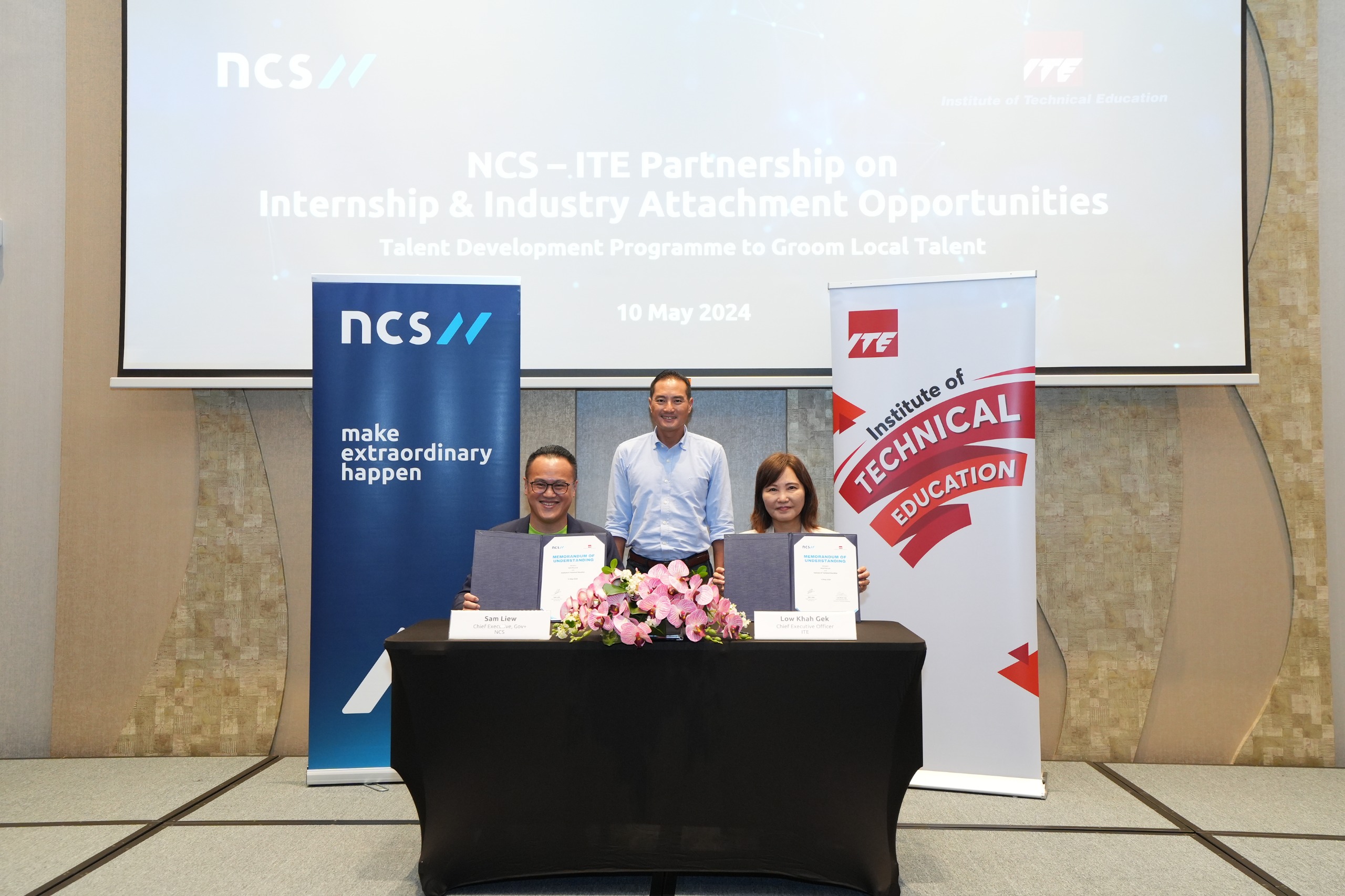 Sam Liew, Chief Executive, Gov+, NCS (left), Mr Tan Kiat How, Senior Minister of State, Ministry of Communications and Information (centre) and Low Khah Gek, Chief Executive Officer, ITE (right)