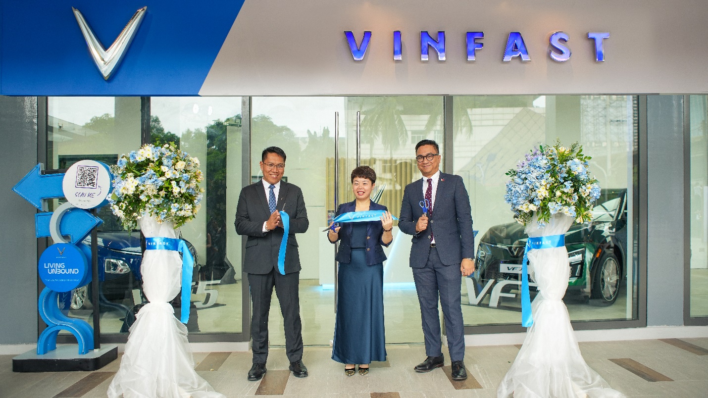 Ms. Nguyen Thi Minh Ngoc – CEO of VinFast Philippines (center) cuts the ribbon to officially inaugurate VinFast