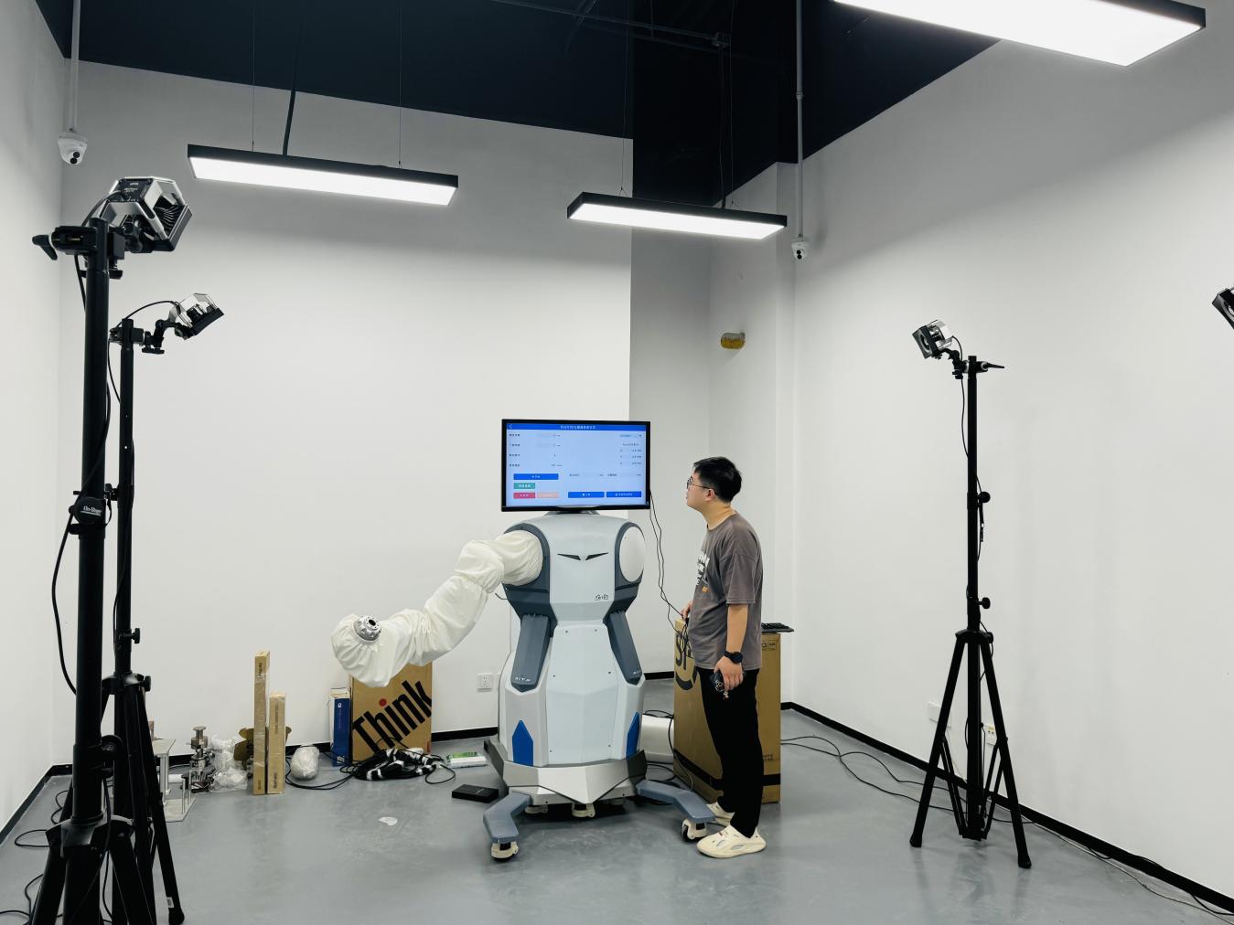 At the National Robot Testing and Evaluation Center (Headquarters) Beijing Evaluation Center, a staff member demonstrates an upper limb testing system for humanoid robots in the interaction laboratory