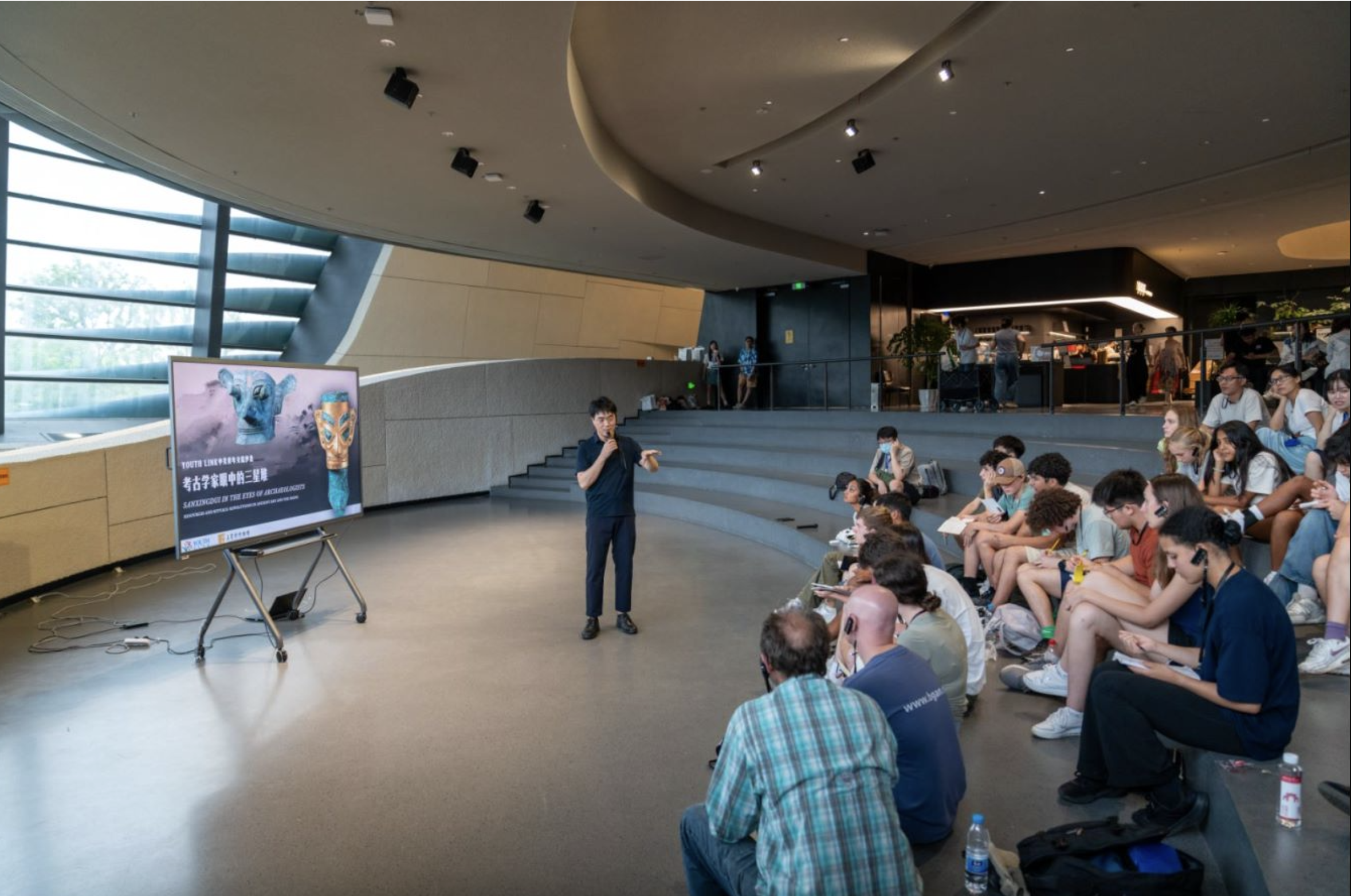 Professor Li Haichao talked with the American students at Sanxingdui Museum.