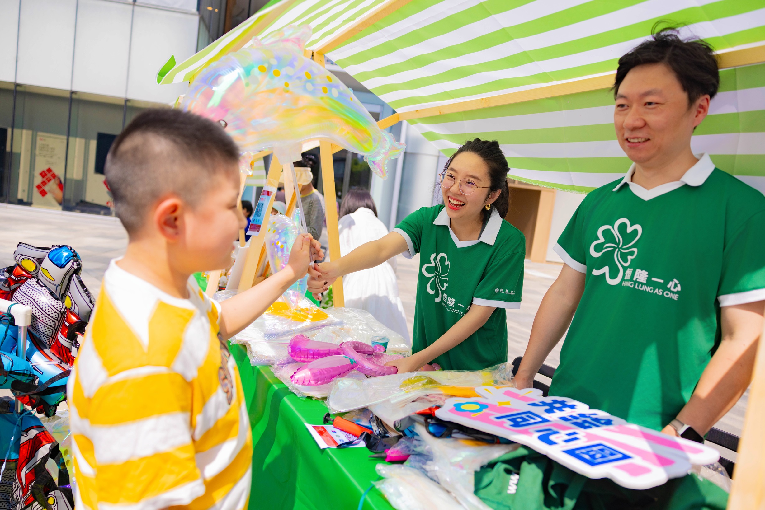 In Wuxi, the Hang Lung As One Volunteer Team collaborated with youth organizations and mall tenants to host a charity bazaar. The proceeds from the event will be donated to community groups in need