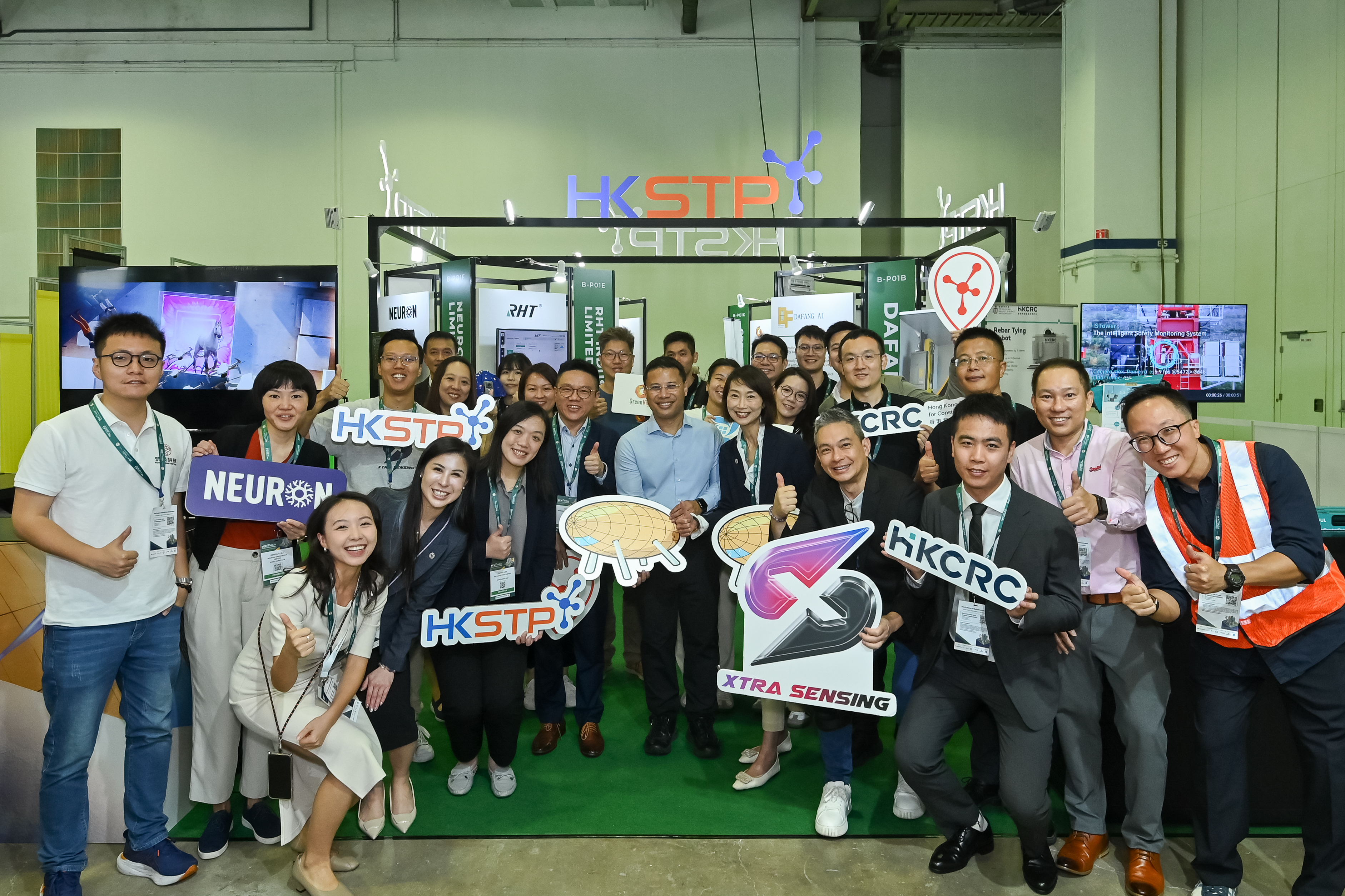 Mr Desmond Lee, Minister for National Development of Singapore, accompanied by Ms Filla Mak, Chief Operations Officer of HKSTP, visited the HKSTP Pavilion at the Build Environment Expo (BEX Asia) to understand more about the ConTech innovations developed in Hong Kong.