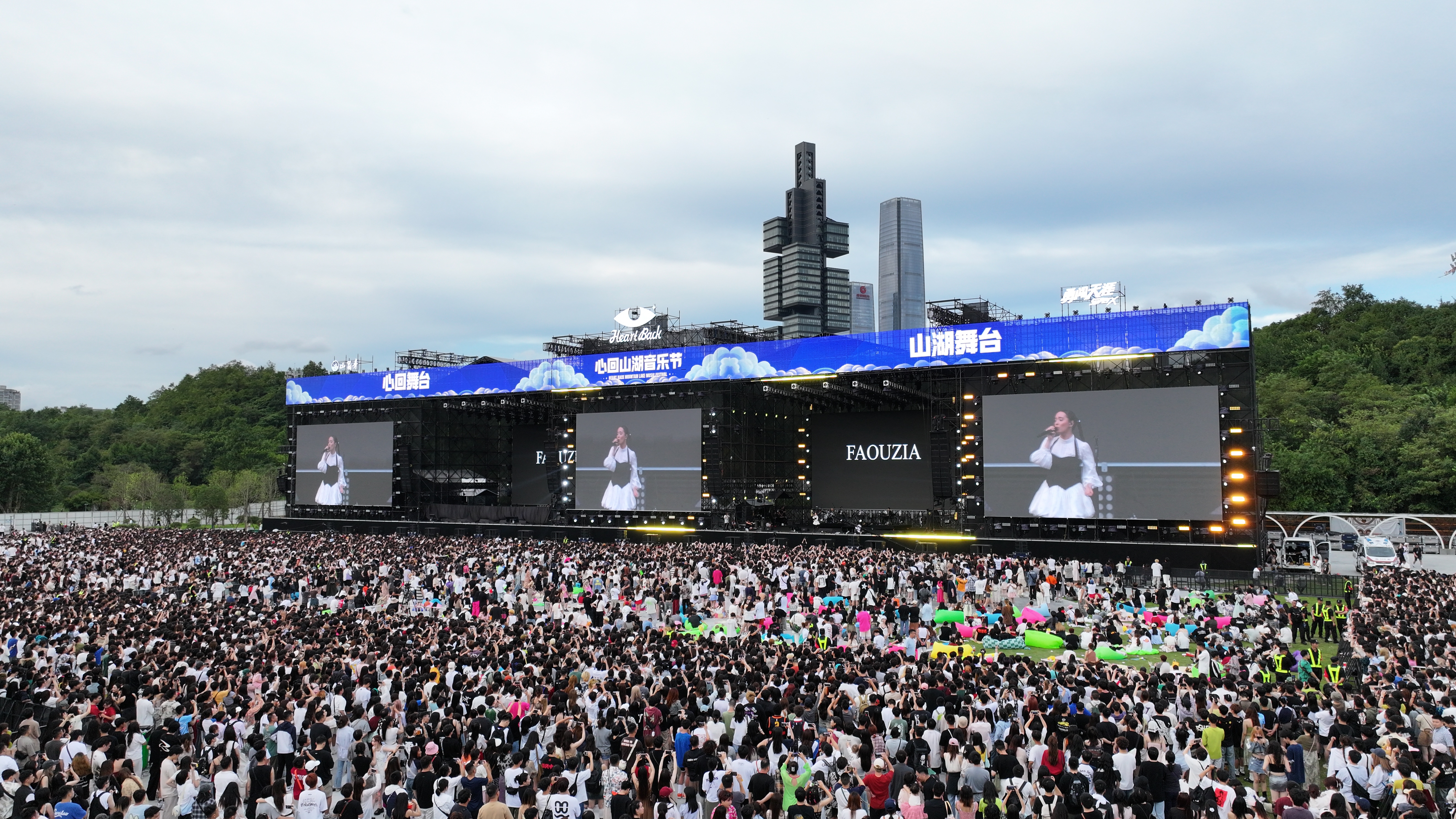 This photo shows a concert in Guanshanhu District, Guiyang City, southwest China’s Guizhou Province. (Photo by Yang Jing)