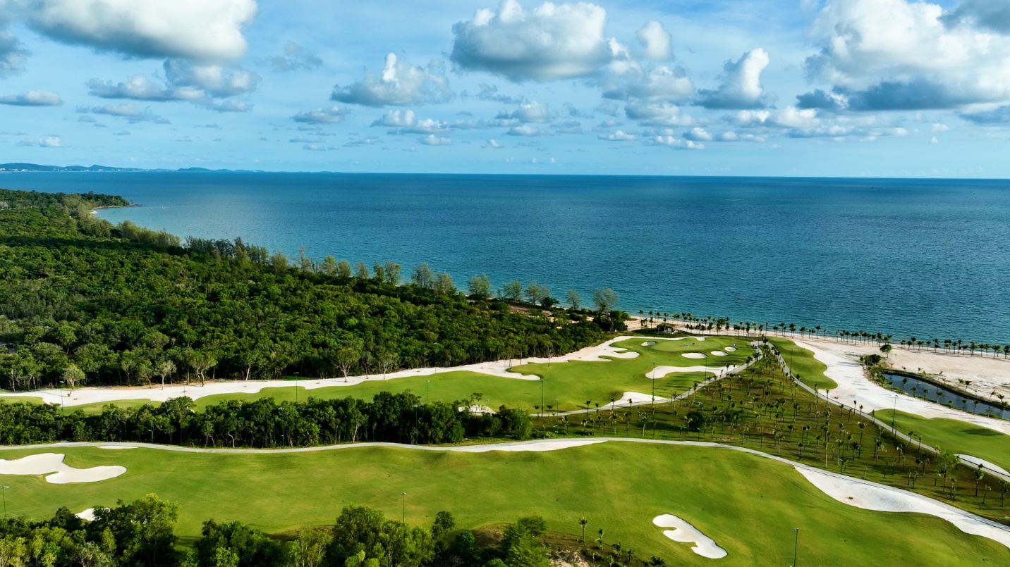 The 18-hole golf course Eschuri Vung Bau.