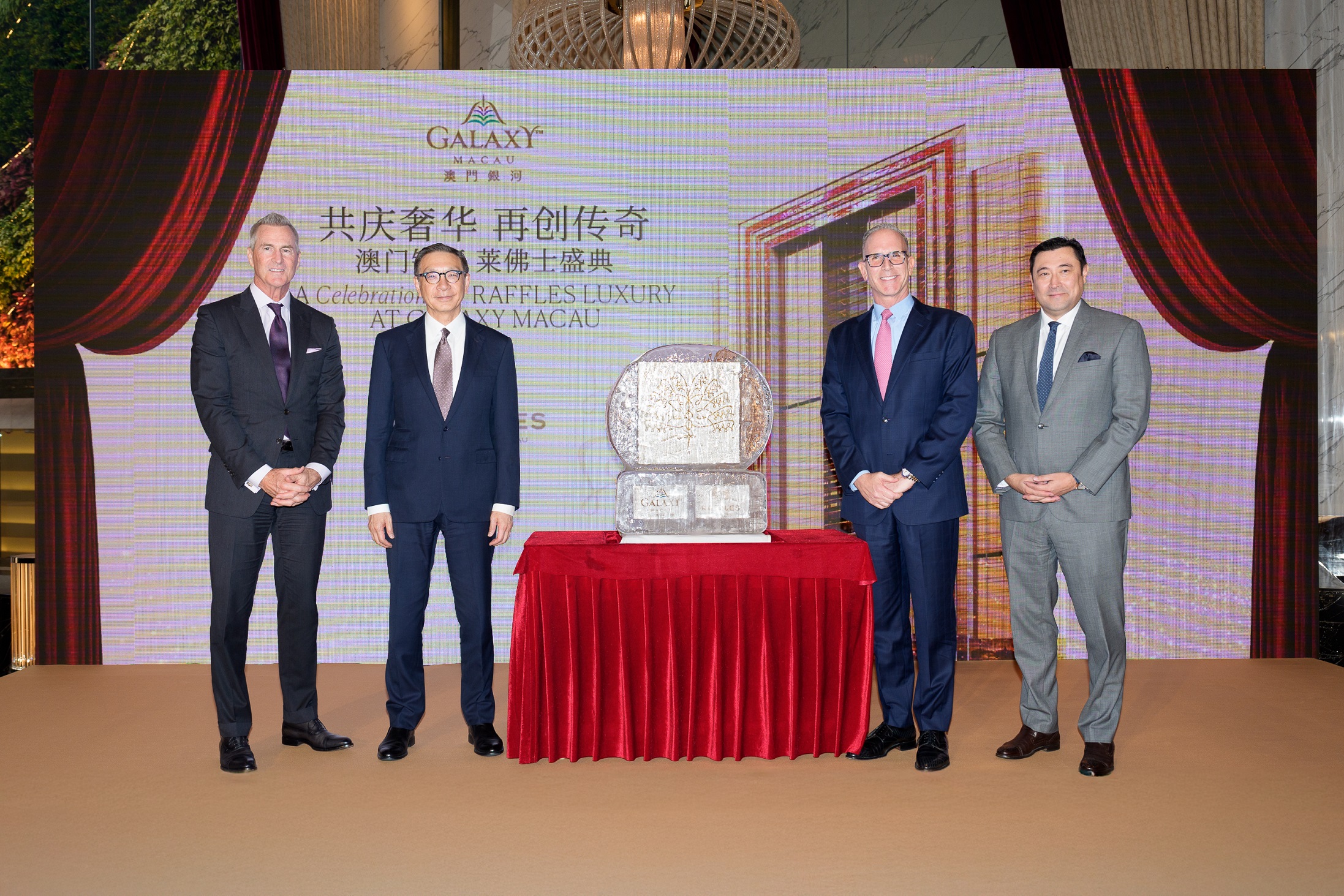 Mr. Kevin Kelley, Chief Operating Officer— Macau of Galaxy Entertainment Group(first from left) and Mr. Troy Hickox, Head of Hotels & Lifestyle Development of Galaxy Entertainment Group(first from right), together with the two officiating guests, witness the completion of Raffles at Galaxy Macau.