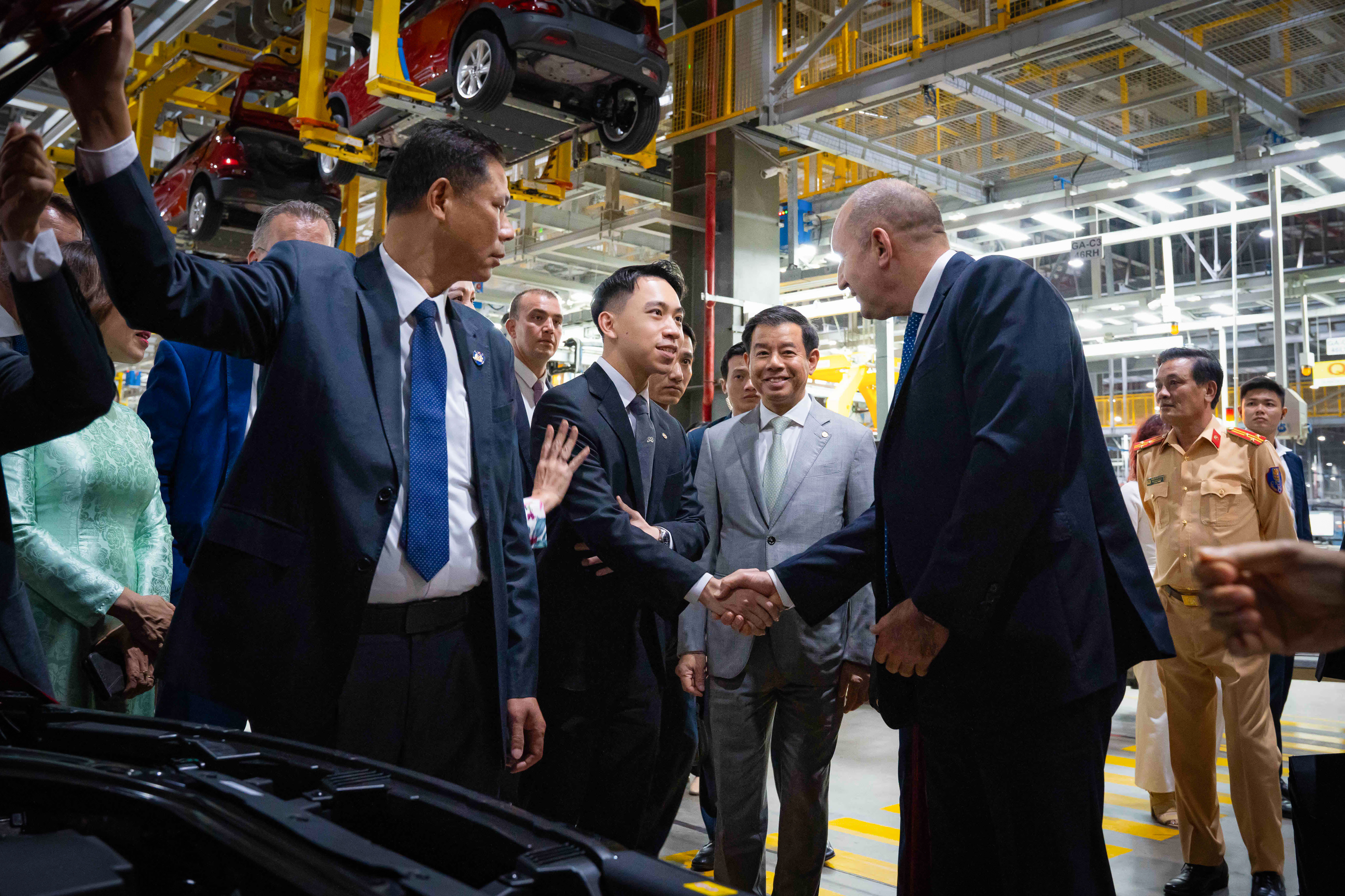 President of the Republic of Bulgaria, H.E. Rumen Radev was invited to experience VinFast’s state-of-the-art automotive manufacturing complex.