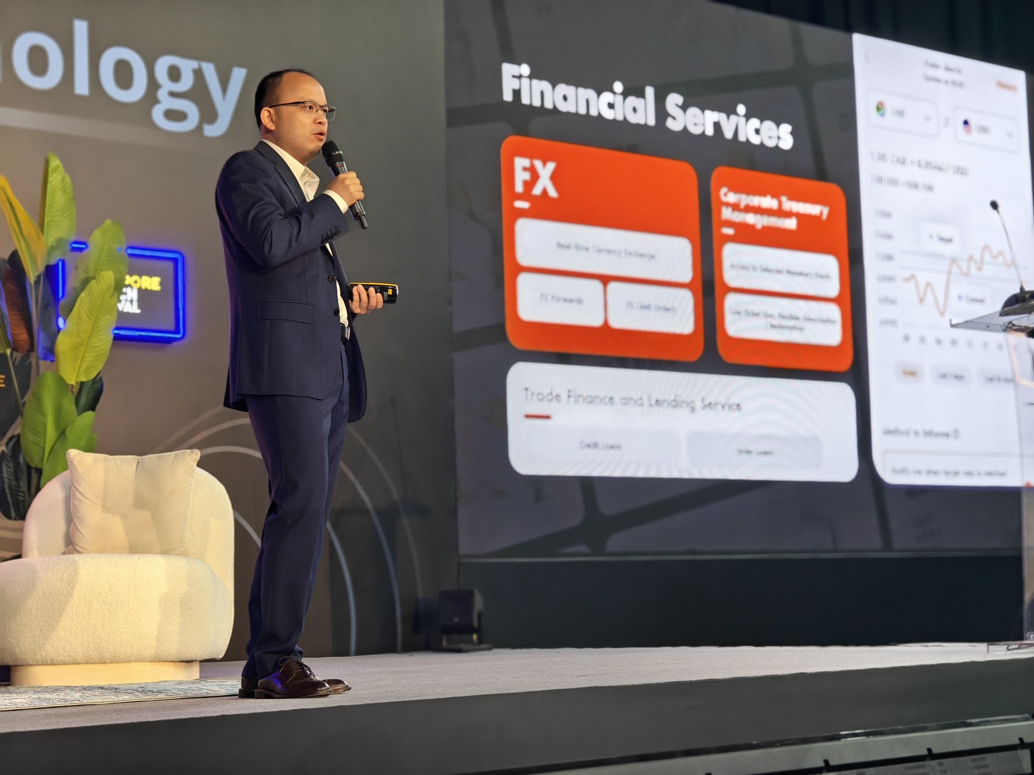 Bill Deng, Founder and CEO of XTransfer, gave a speech at the Singapore Fintech Festival.