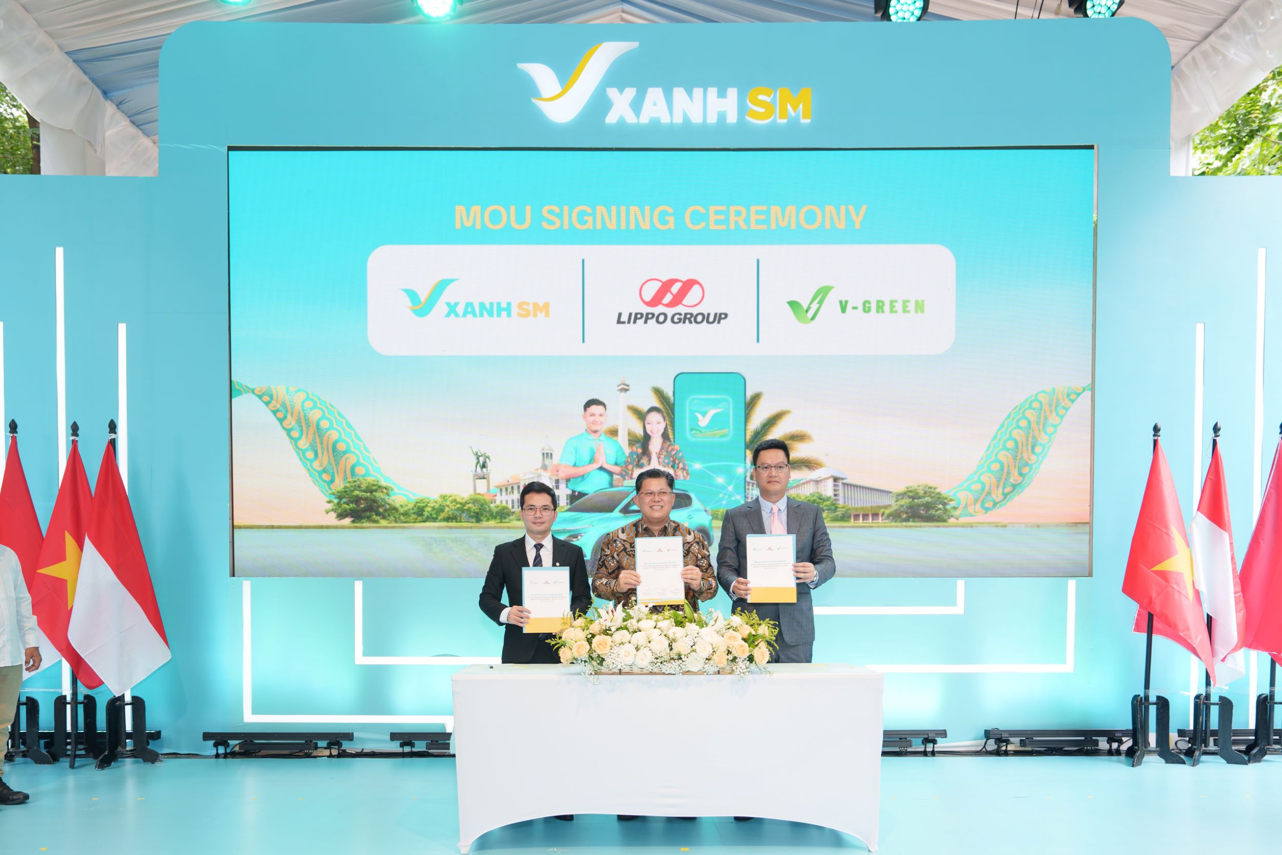 Mr. Nguyen Van Thanh – Global CEO of GSM (left), Mr. Marlo Budiman – President Director of PT Lippo Karawaci Tbk (center), and Mr. Nguyen Thanh Duong – CEO of V-GREEN (right).