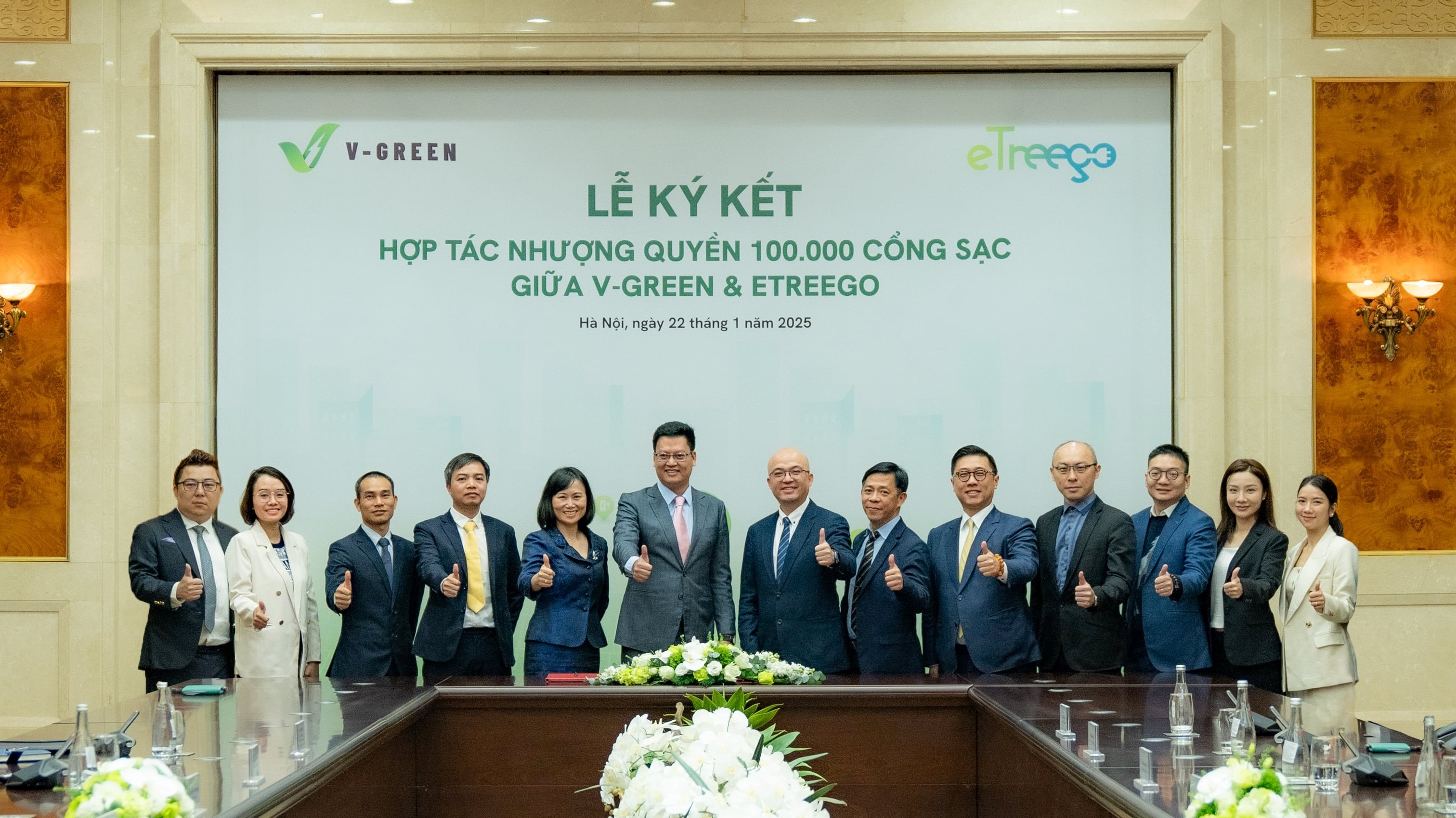 Mr. Nguyễn Thành Dương, CEO of V-GREEN (6th from the left), and Mr. Chin Pin Chien, Chairman of eTreego (7th from the left).