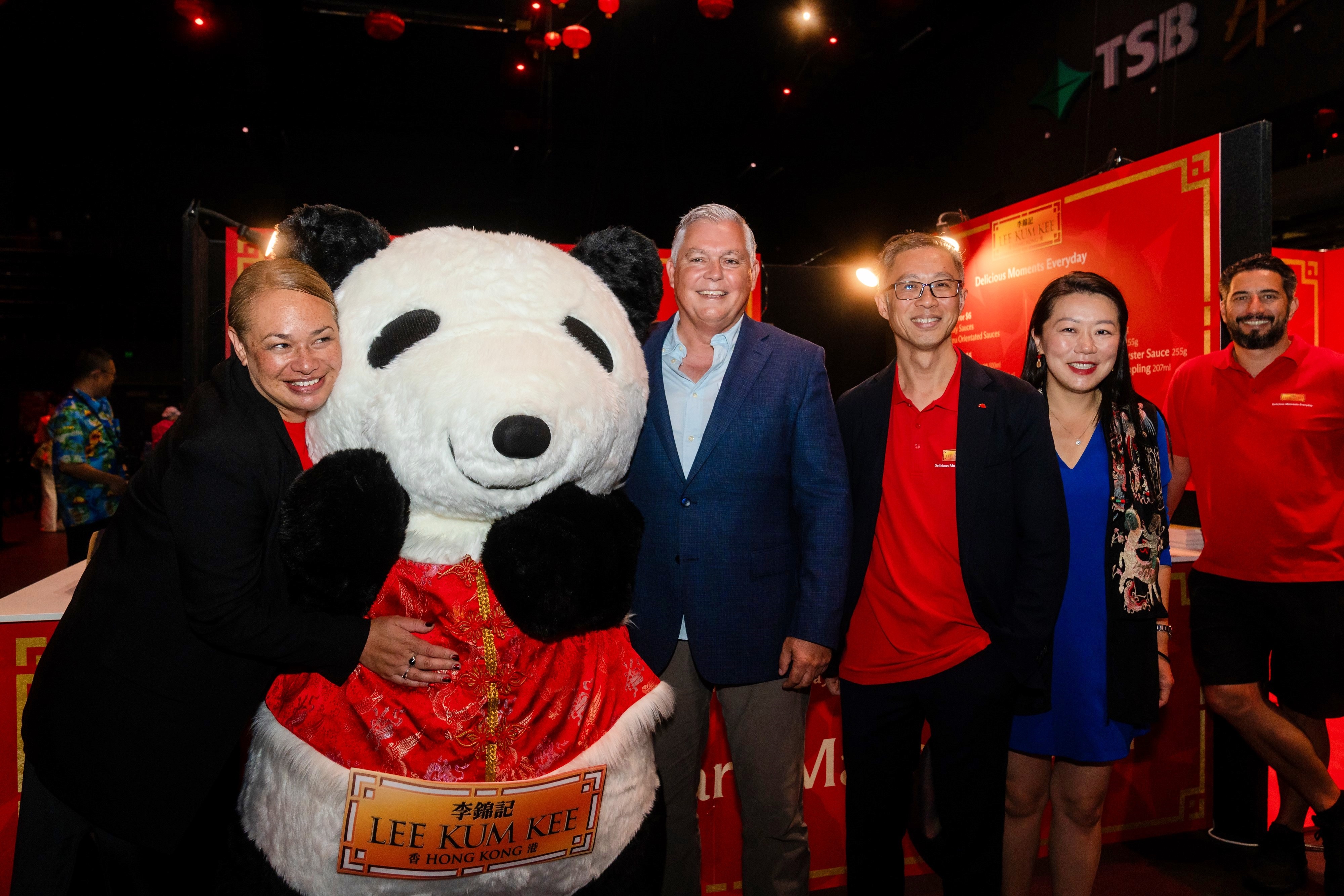 [from Left to Right] Tory Whanau, Wellington Mayor; Mark Mitchell, Minister for Ethnic Communities Hon of New Zealand.; Vincent Wong, President – APAC of Lee Kum Kee; Nancy Lu, Member of Parliament in New Zealand