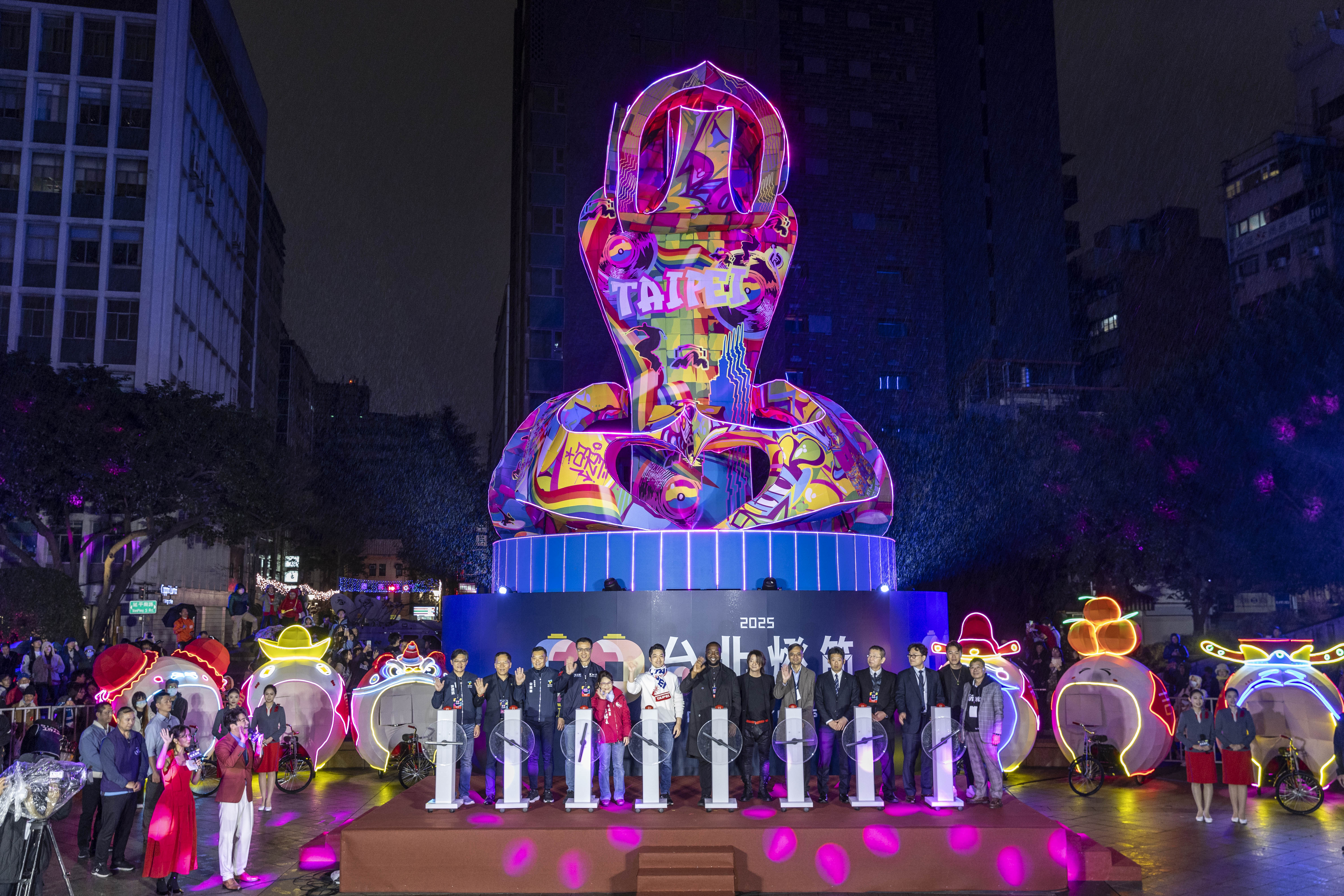 Taipei Mayor Chiang joined the crowd in lighting up the main lantern.