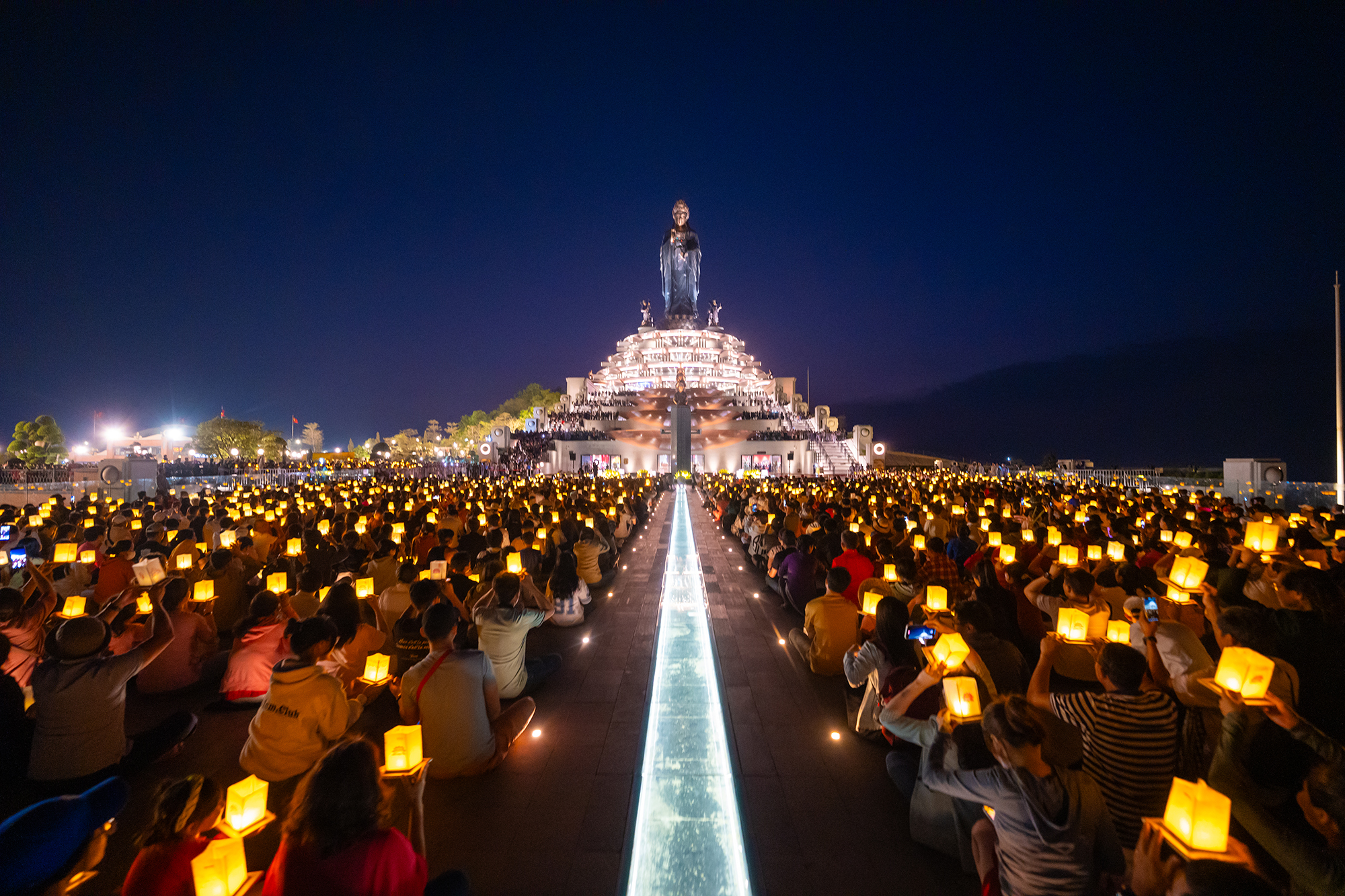 The candlelight prayer ceremony for world peace will be held on May 8 at Ba Den Mountain. Photo courtesy of Sun World Ba Den Mountain.