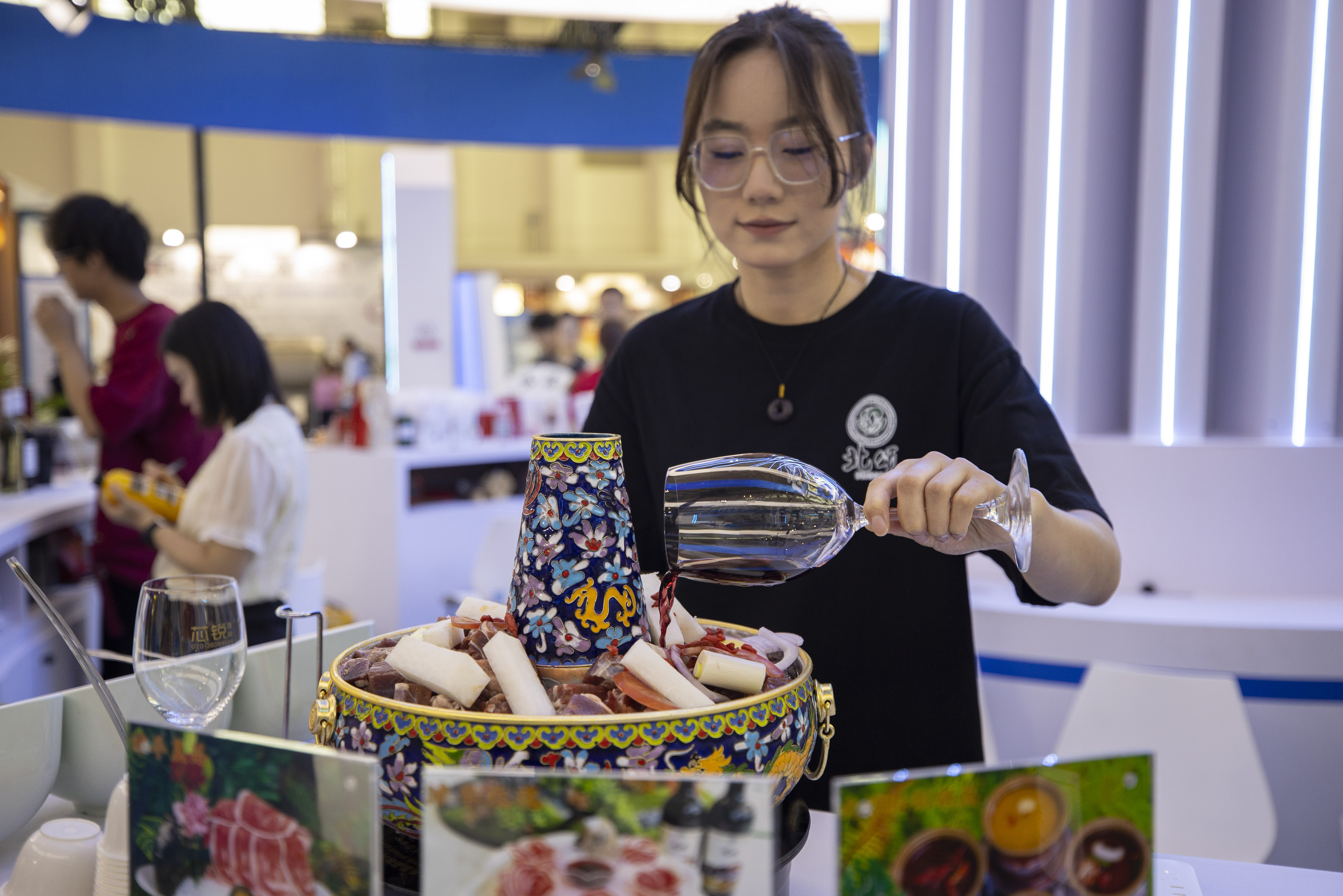 A staff member prepares a serving of tender mutton cooked in red wine-added broth during the Fifth China (Ningxia) International Wine Culture and Tourism Expo in Yinchuan, northwest China