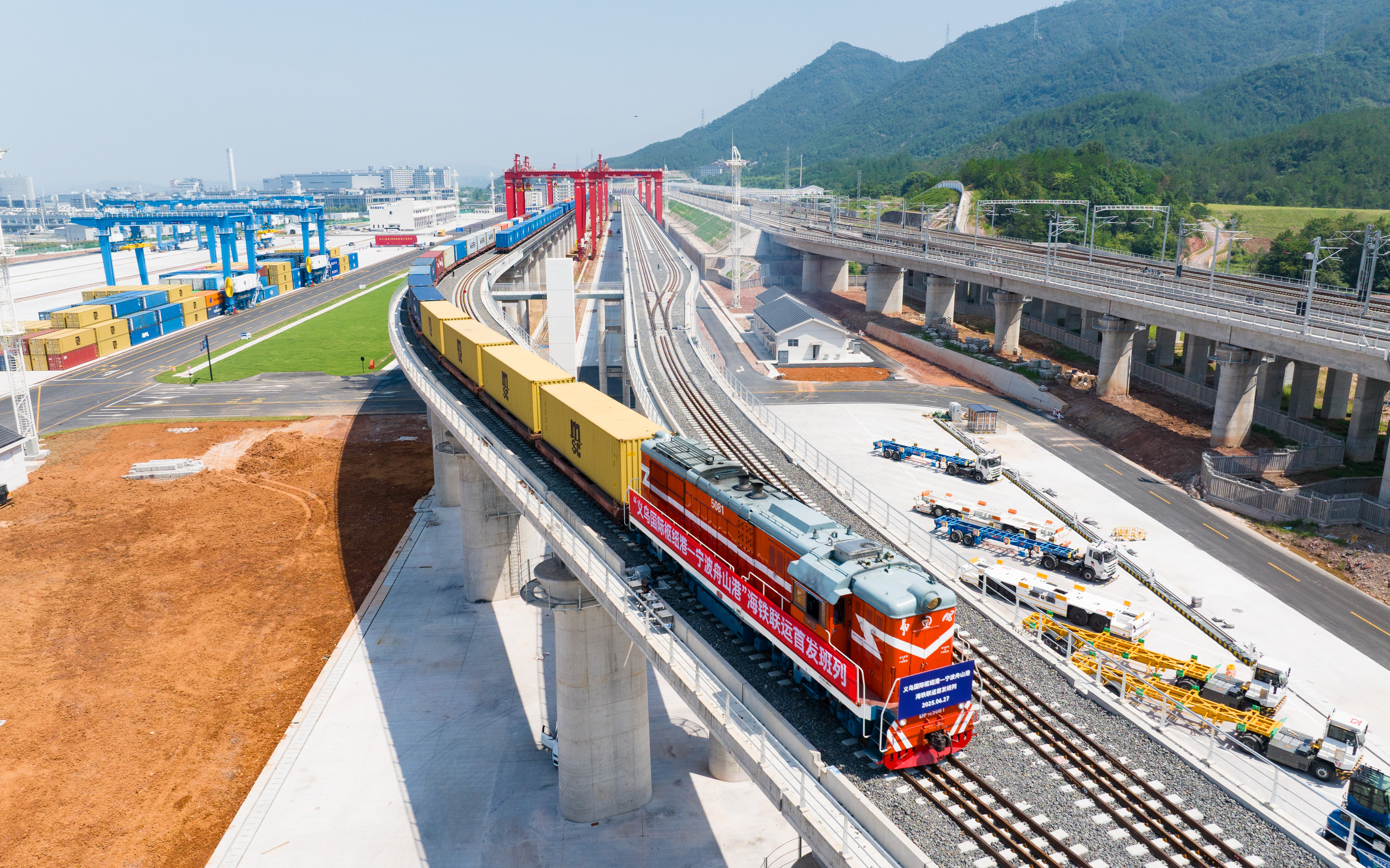 The Suxi container handling station, the country's first railway terminal for automated driving in a mixed operation mode, has been opened for use.