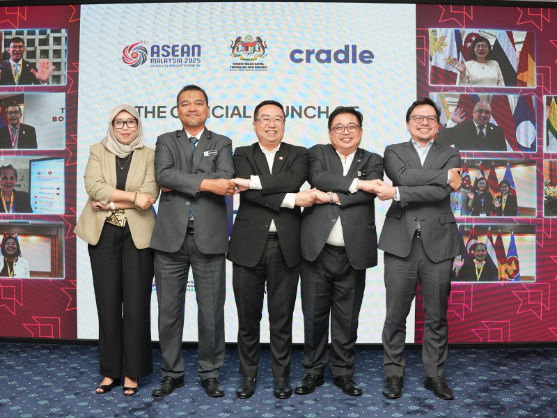 From left: Dr. Zurina Moktar, Head of Science, Technology Division, ASEAN Secretariat, Datuk Ts. Dr. Mohd Nor Azman Bin Hassan Deputy Secretary General (Technology Development), MOSTI, YB Tuan Chang Lih Kang Minister of Science, Technology and Innovation (MOSTI), Tuan Fabian Bigar, Secretary General of the Ministry of Digital, and Norman Matthieu Vanhaecke, Group CEO of Cradle.