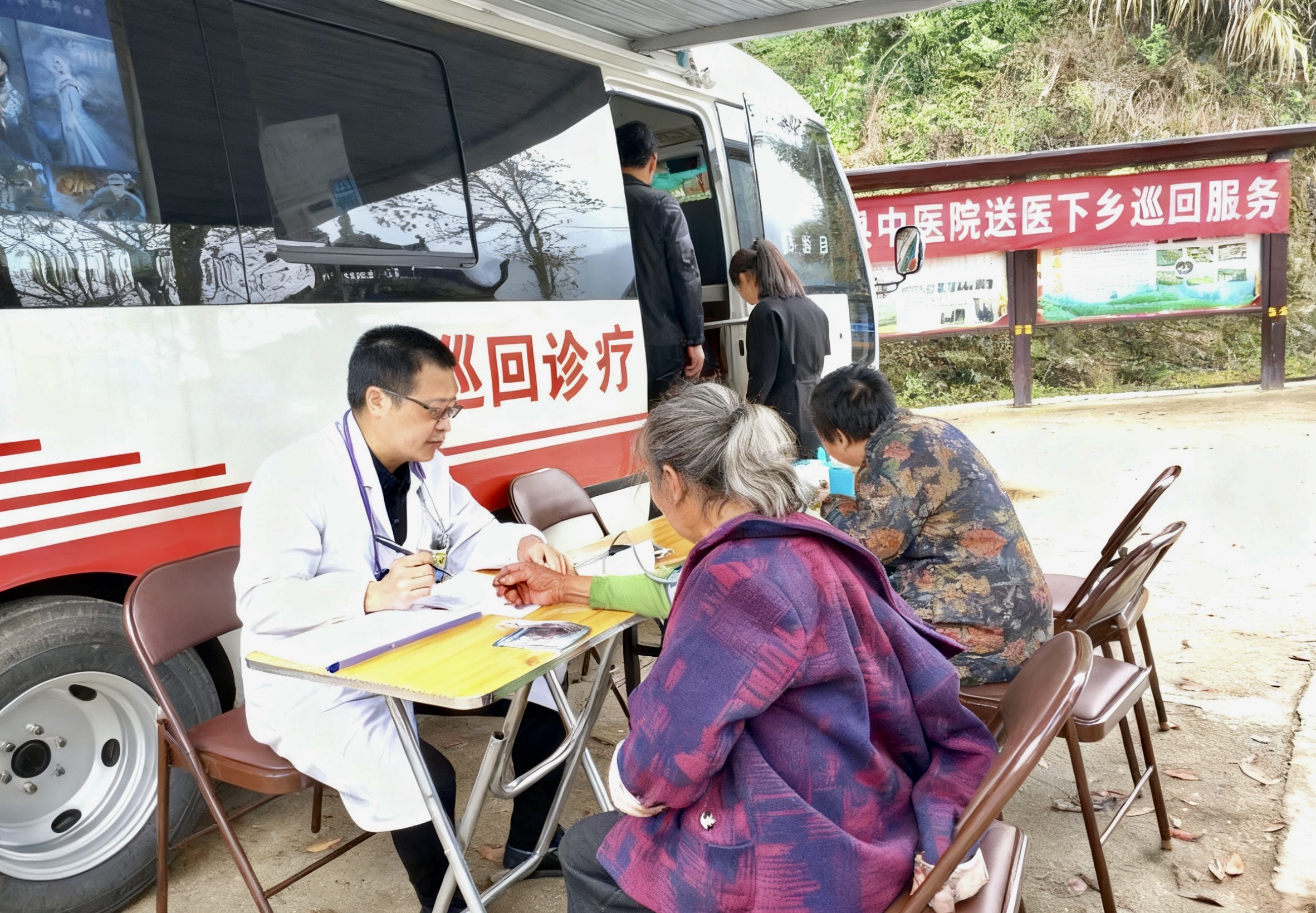 Inside the Zhejiang Mobile 5G‑enabled mobile clinic, a doctor is using connected diagnostic devices to examine patients and transmit real‑time data to upper‑level hospitals.