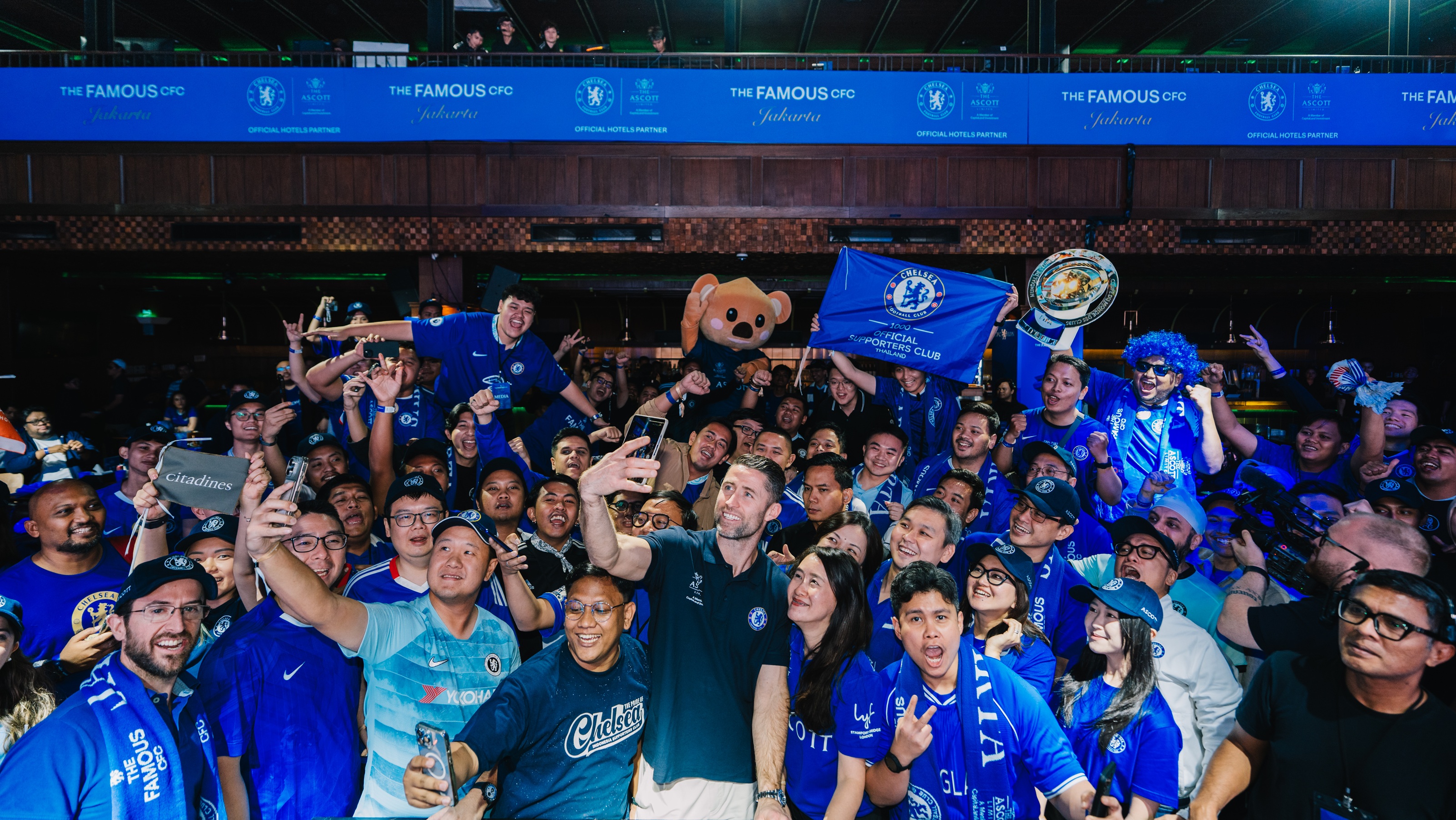 Over 250 Chelsea fans and Ascott Star Rewards members gathered to catch the Chelsea versus Arsenal match, beamed live from Stamford Bridge, at HW Livehouse last night as part of The Famous CFC presented by Ascott in Jakarta. Pictured is Chelsea football legend Gary Cahill, alongside fans and supporters of the Blues.