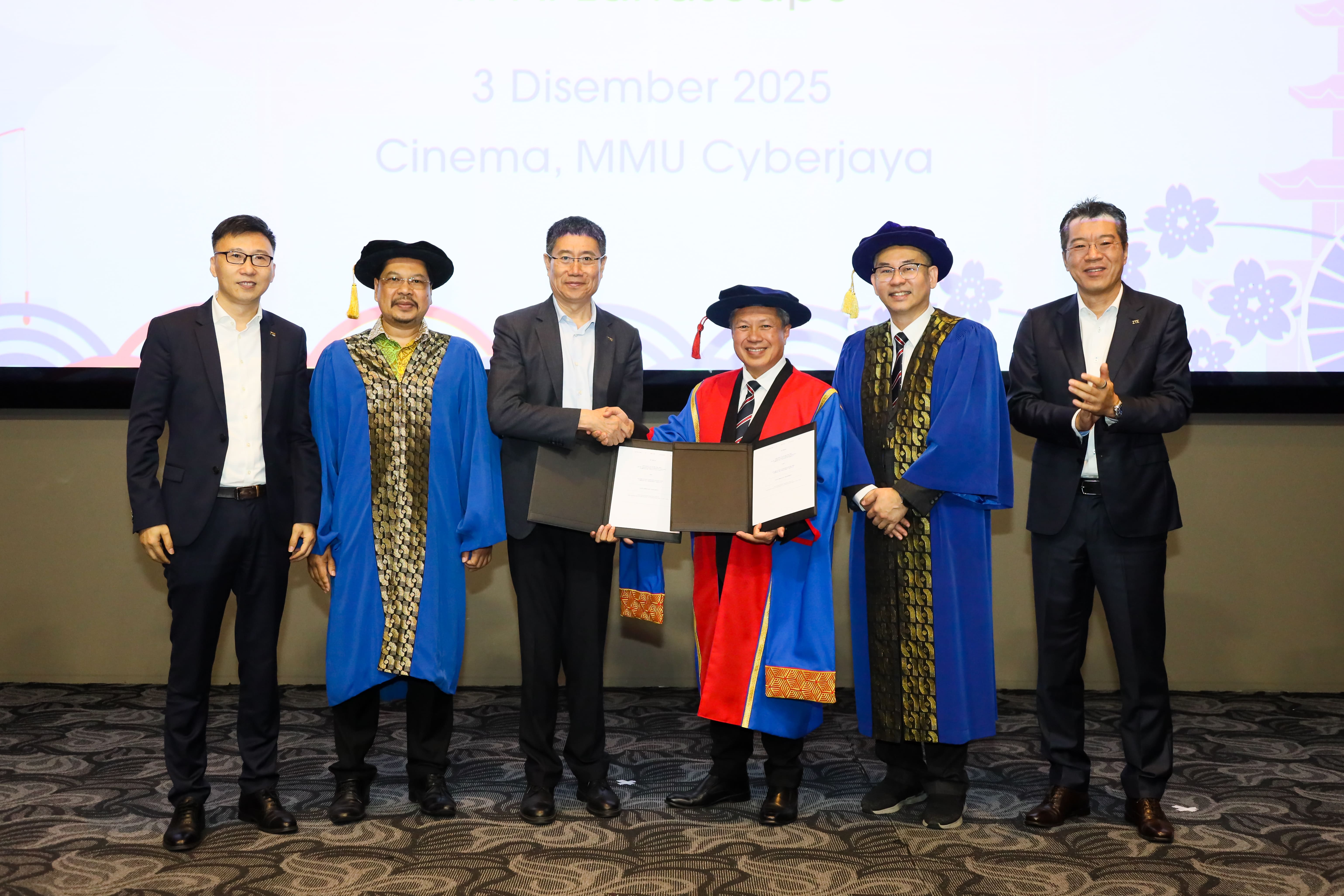 From left to right: Dr. Li Ming, Vice President, ZTE Corporation, and President of the ZTE Global Learning & Development Centre; Tuan Yusri bin Razalli @ Ghazalli, Senior Deputy Director, Human Capital Development Division, JPA; Mr. Gu Junying, Senior Vice President, ZTE Corporation; Professor Dato