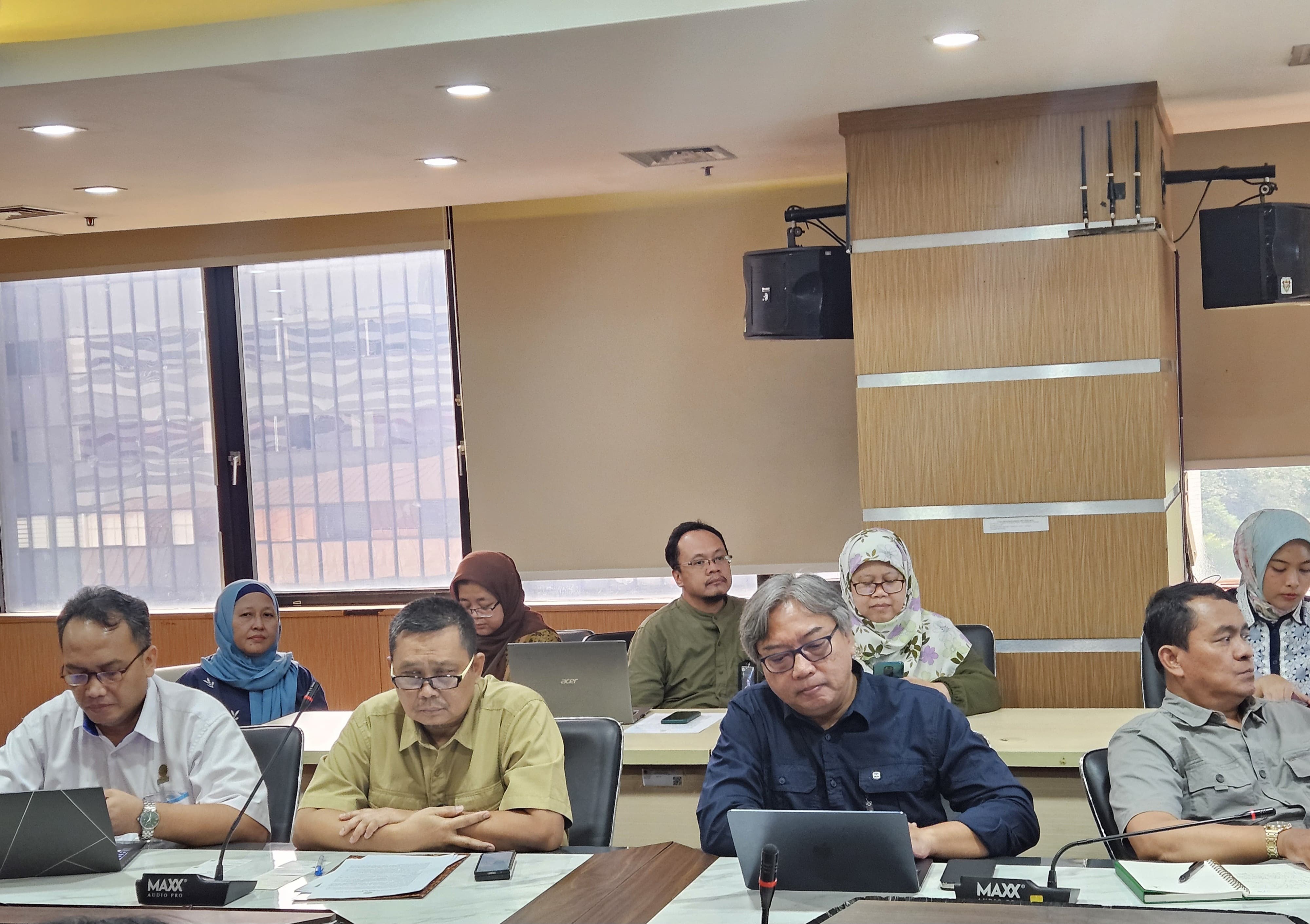 Official Dialogue with Ministry of Forestry’s Ade Mukadi (second left), Director of Forest Product Processing and Market, and Tony Rianto (second right), Head of the Sub-Directorate, meet with Tokyo Gas and Hanwa representatives
