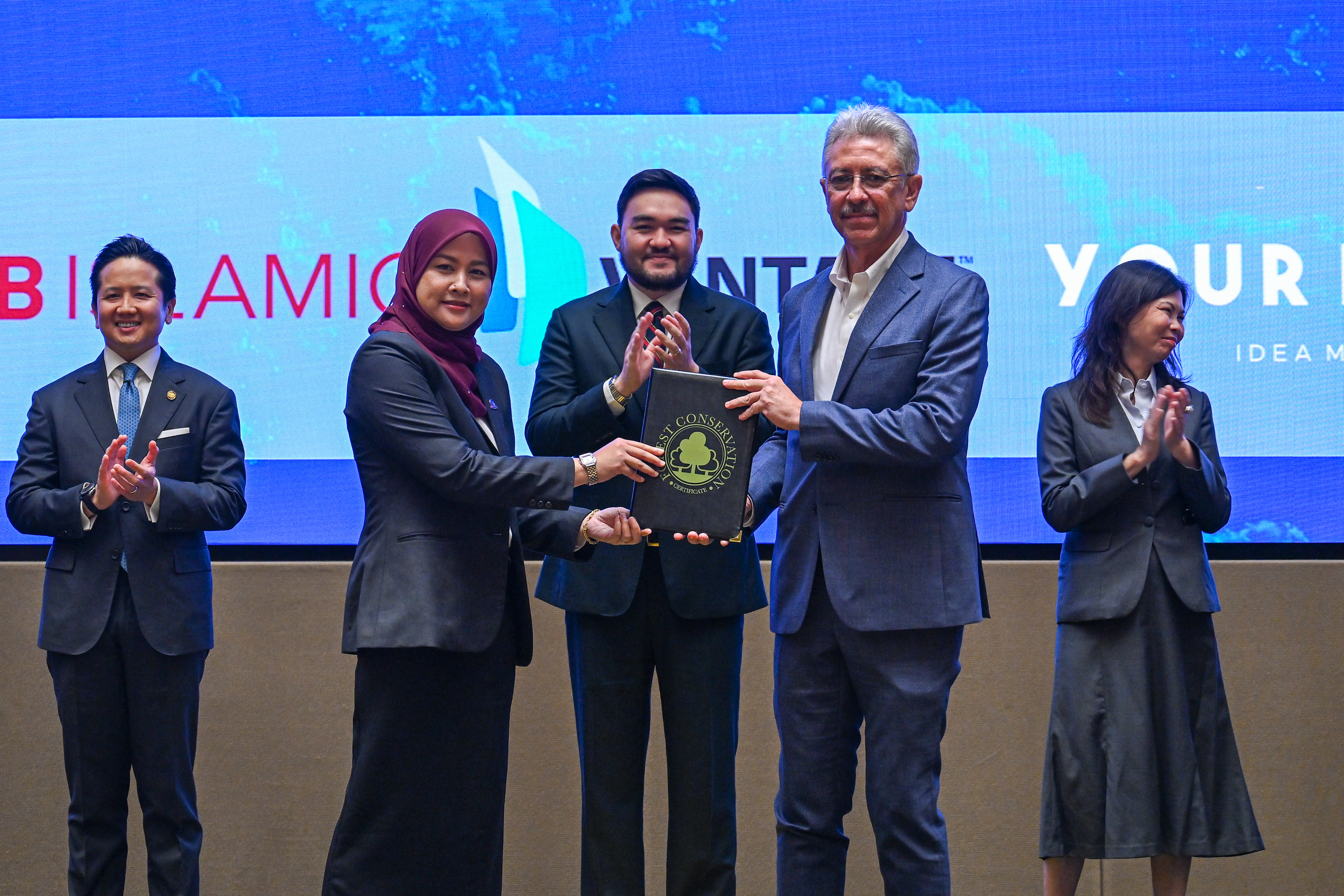Fitri Abdullah, Country Managing Director, Malaysia of Vantage Data Centers (second from the right) receives the conservation agreement from Malaysia Forest Fund, reflecting the joint commitment towards forest conservation and environmental sustainability.