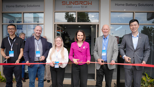 Left to Right Scott Su, Technical Service Director Vinny Kavanagh, Port of Brisbane Power & Renewable Lead Kendall Hatcher MP, Member for Caloundra Rosanna Natoli, Mayor of the Sunshine Coast Colin Lambie, Deputy Chair and Treasurer of Zero Emission Noosa Neil Yang, Channel Manager of Sungrow Australia