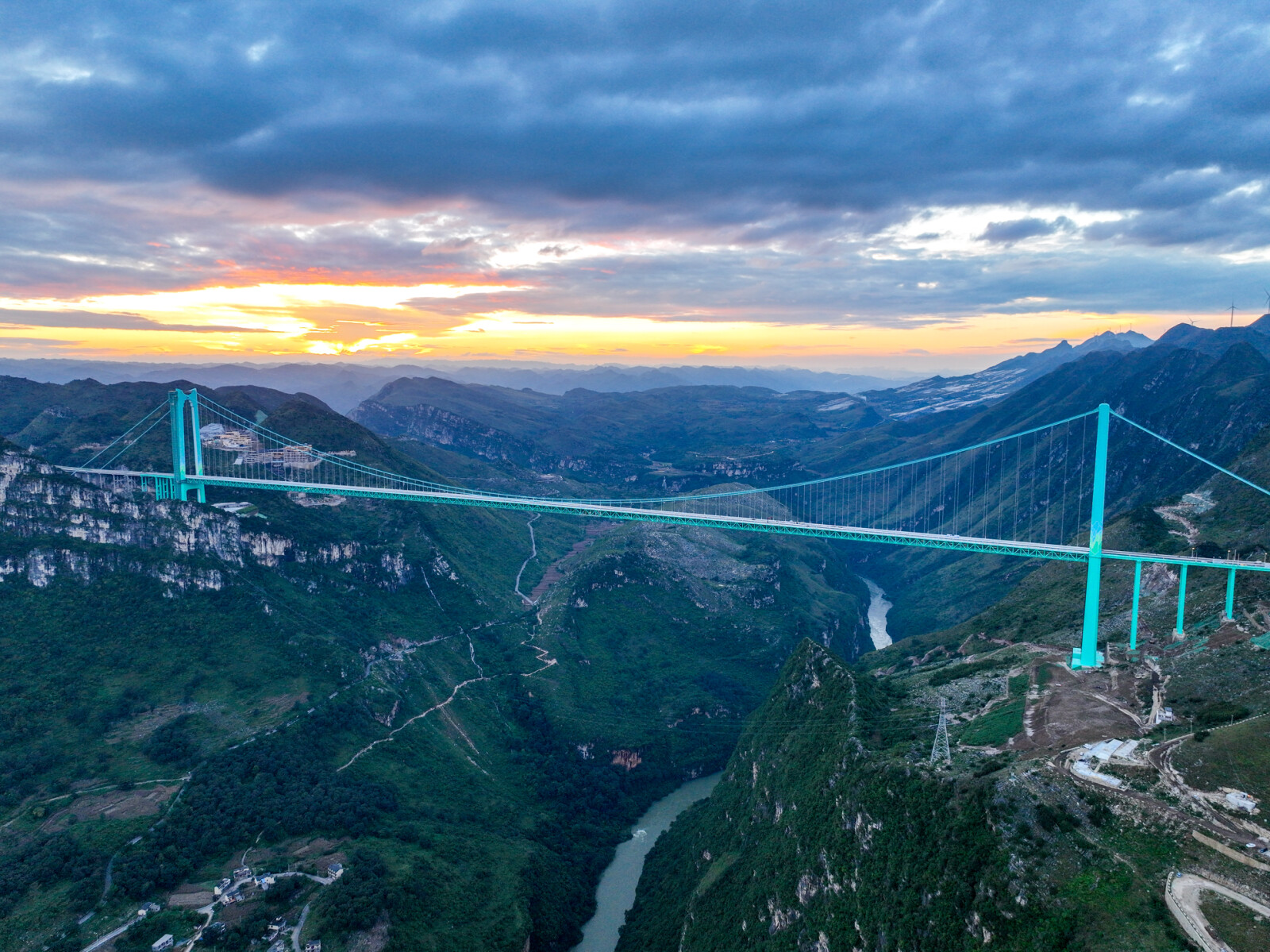 Guizhou Huajiang Grand Canyon Bridge, photographed in September last year (drone photo)