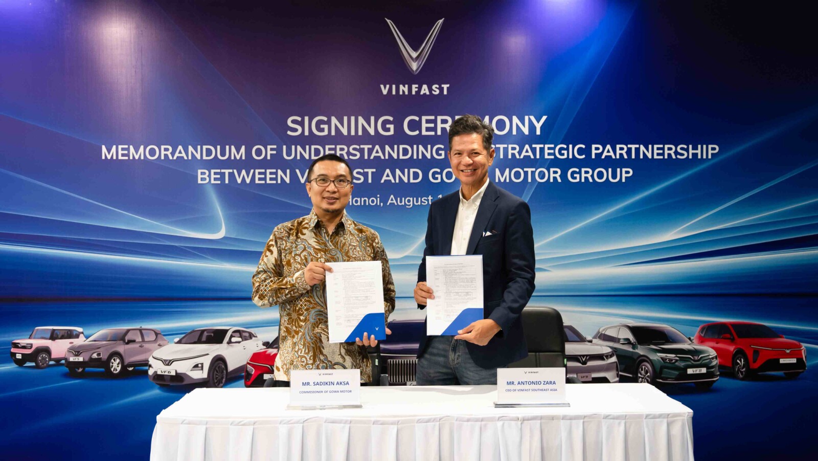 Mr. Sadikin Aksa, Commissioner of Gowa Motor Group (left), and Mr. Antonio Zara, Chief Executive Officer of VinFast Southeast Asia (right), at the signing ceremony of the strategic Memorandum of Understanding (MOU) between VinFast and Gowa Motor Group.