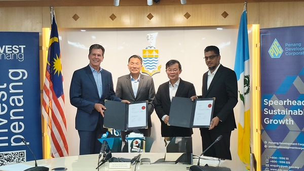 (From left to right): Mark Brosius, Executive Vice President, Chief Manufacturing and Supply Chain Officer, Intuitive, YB Sim, Deputy Minister of Investment, Trade and Industry, Malaysia; the Right Honourable Chow Kon Yew, Chief Minister of Penang and Dato (From left to right): Mark Brosius, Executive Vice President, Chief Manufacturing and Supply Chain Officer, Intuitive, YB Sim, Deputy Minister of Investment, Trade and Industry, Malaysia; the Right Honourable Chow Kon Yew, Chief Minister of Penang and Dato