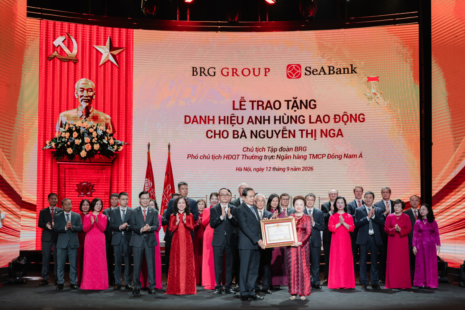 National Assembly Chairman Tran Thanh Man presents the Labor Hero title to entrepreneur Nguyen Thi Nga.
