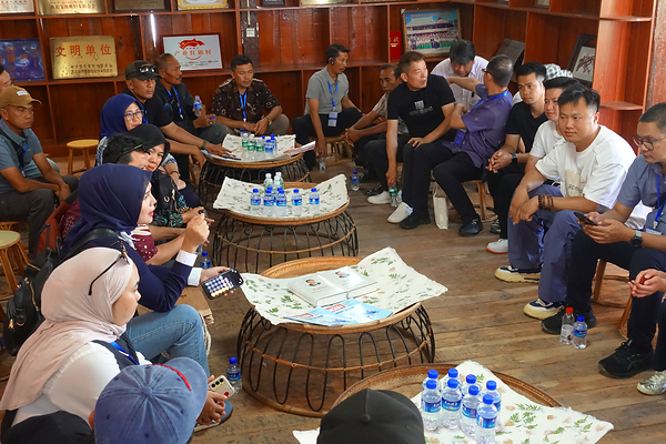 Grassroots officials from China and Indonesia engage in a dialogue at the village library in Manzhao Village Group, Xishuangbanna Prefecture (Photo: Xie Wen)