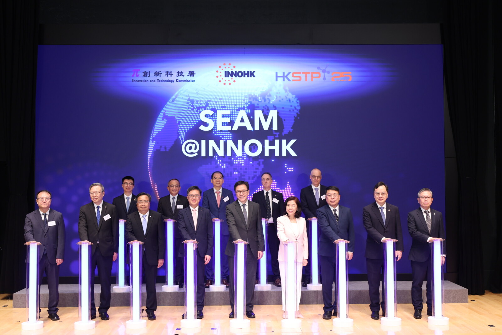 Officiating guests at the Launch Ceremony included Professor Sun Dong, Secretary for Innovation, Technology and Industry (front row, centre); Ms Cordelia Chung, Chairman of HKSTP (front row, 4th from right); Mr Kelvin Choi, Permanent Secretary for Innovation, Technology and Industry (front row, 4th from left); Mr Lyu Feng, Deputy Director-General of the Economic and Financial Department II of the Liaison Office of the Central People