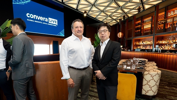Patrick Gauthier, Group CEO of Convera with CEO of Just LogIn Kwa Kim Chiong.