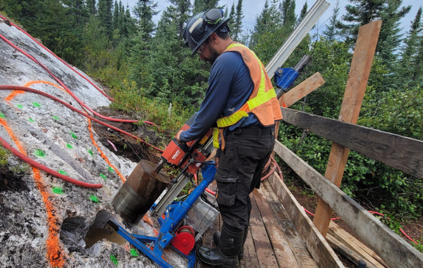 Figure 1: (TOP) Shallow coring drill rig set-up directly on top of pollucite pegmatite outcrop at the CV13 Vega Zone, where previous channel sampling returned 3.0 m at 9.43% Cs2O (see news release dated April 9, 2025); (BOTTOM) Interval of pollucite pegmatite drill core recovered (~30 cm x 20 cm). Core is estimated at >90% pollucite presenting as massive crystals with common spodumene/pollucite/lepidolite veining (see Table 1).